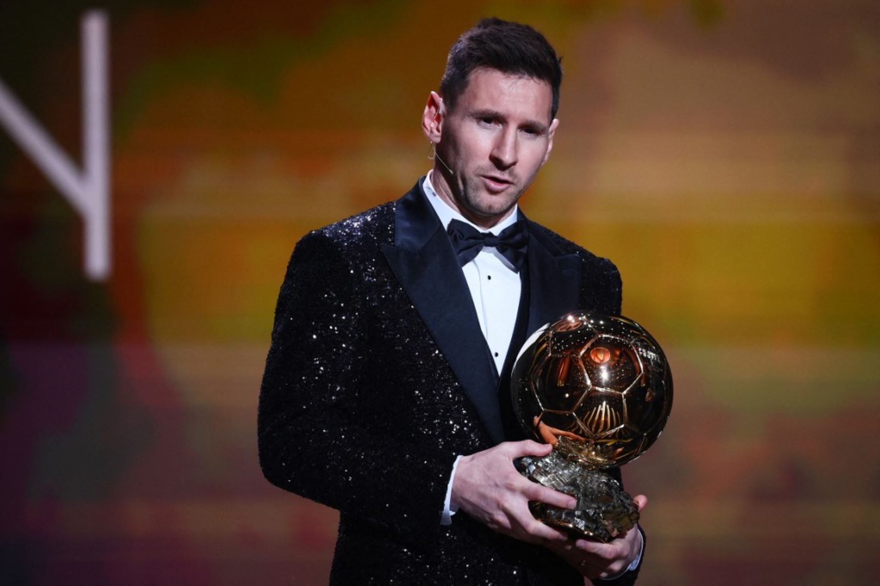 El argentino Lionel Messi, actualmente en el París SG, conquistó su séptimo Balón de Oro, el prestigioso premio que concede la revista France Football al mejor futbolista del año, en una ceremonia celebrada  en la capital francesa.
