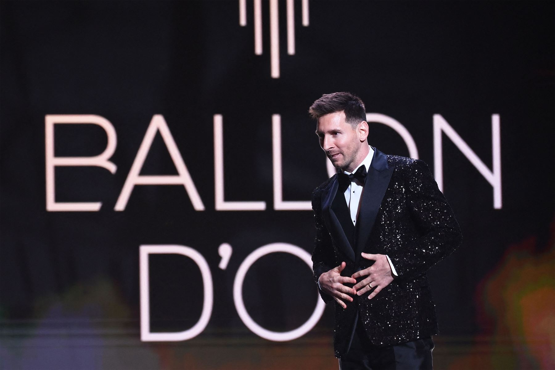 El delantero argentino del Paris Saint-Germain, Lionel Messi, llega para pronunciar un discurso después de recibir el Balón de Oro durante la ceremonia de entrega del Balón de Oro de Francia 2021.
Foto: AFP