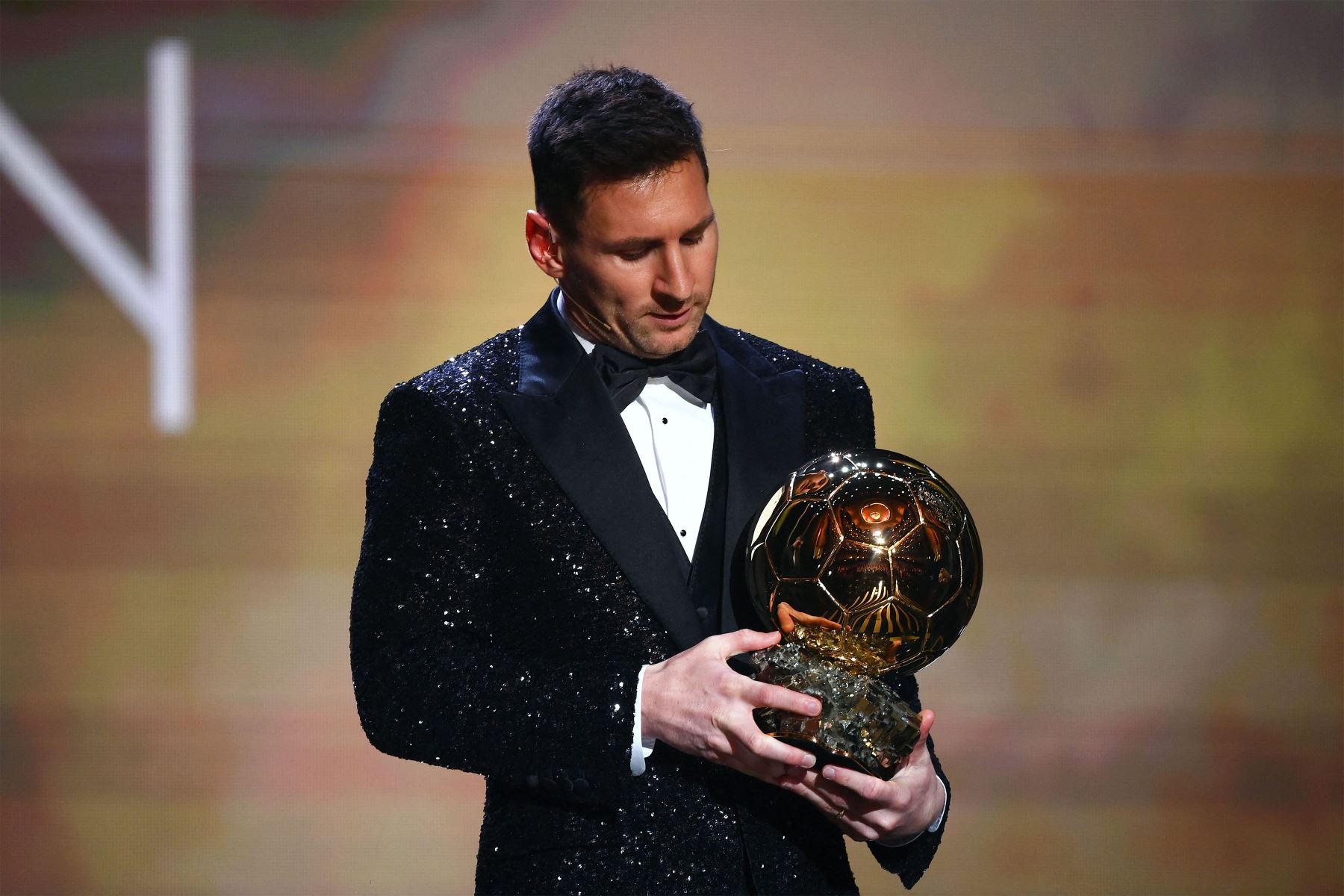 El delantero argentino del Paris Saint-Germain, Lionel Messi, posa después de ser galardonado con el Balón de Oro durante la ceremonia de entrega del Balón de Oro de Francia 2021.
Foto: AFP