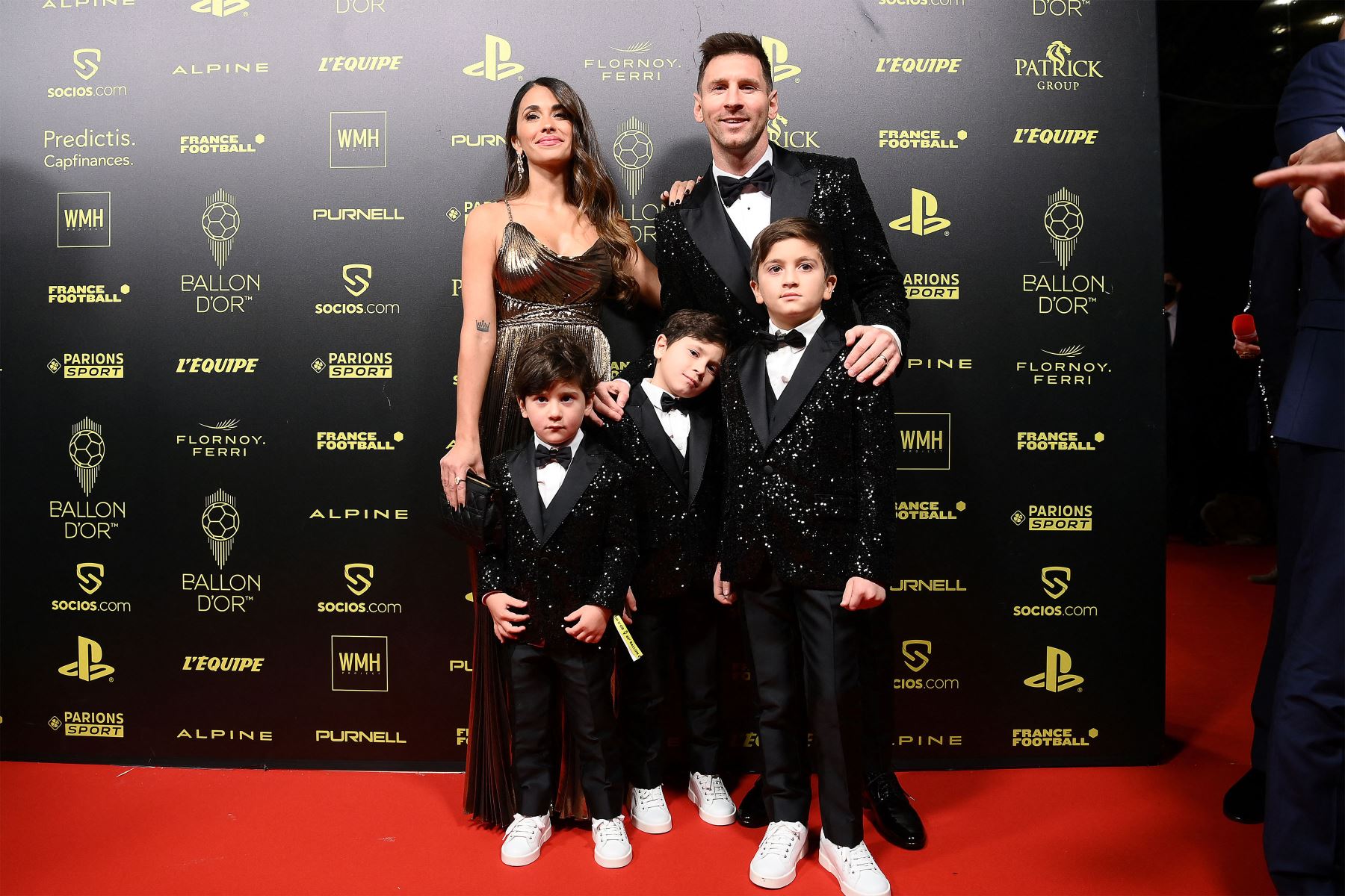 El delantero argentino del Paris Saint-Germain Lionel Messi, su esposa Antonela Roccuzzo y sus hijos Ciro, Mateo y Thiago posan a su llegada para asistir a la ceremonia de entrega del Balón de Oro de Francia 2021. 
Foto: AFP