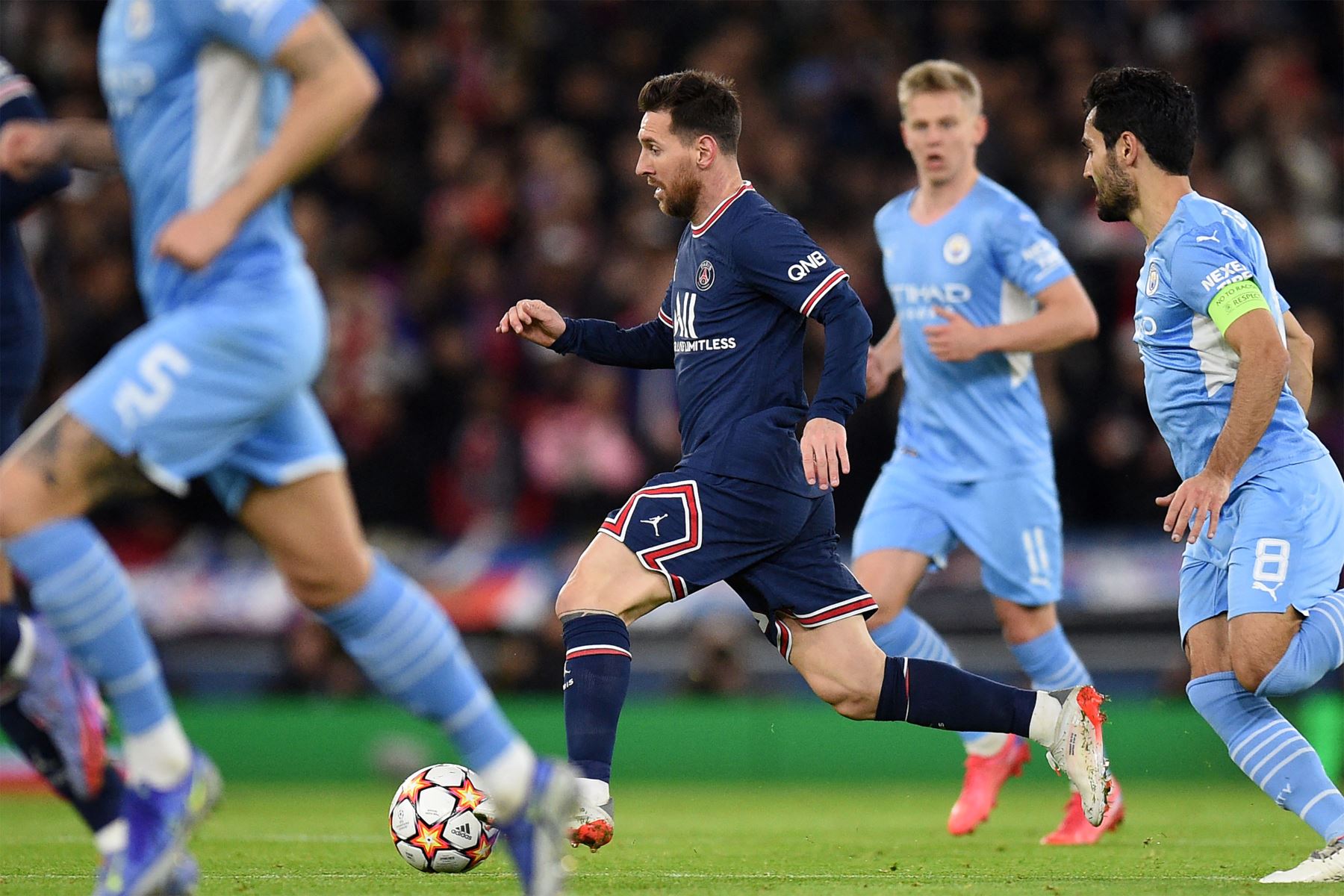 El delantero argentino del Paris Saint-Germain Lionel Messi corre con el balón durante el partido de fútbol del Grupo A de la Liga de Campeones de la UEFA entre el Manchester City y el Paris Saint-Germain en el Etihad Stadium de Manchester.
Foto: AFP