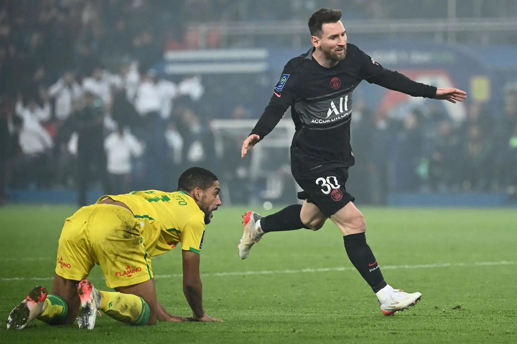El delantero argentino del Paris Saint-Germain Lionel Messi celebra tras marcar un gol durante el partido de fútbol francés L1 entre Paris-Saint Germain  y FC Nantes en el estadio Parc des Princes.
Foto: AFP