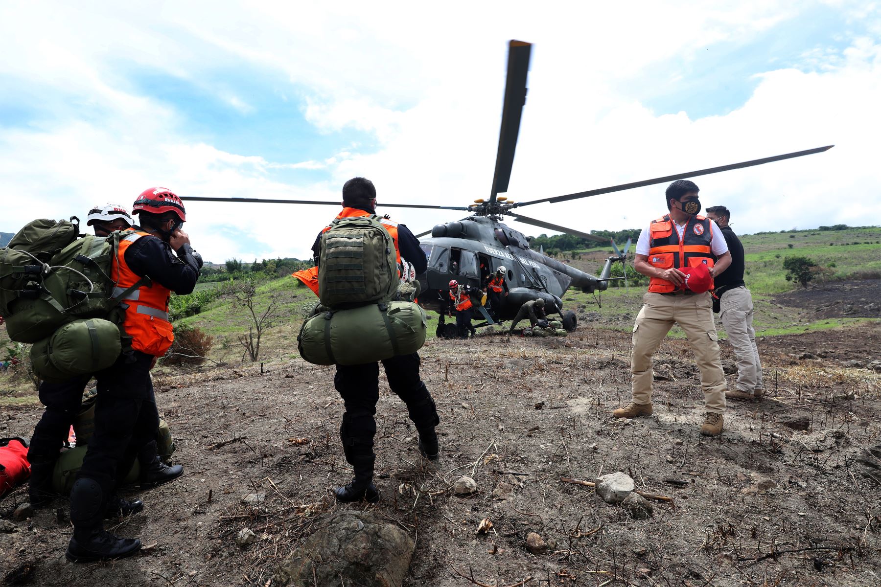 El Ministro de Defensa Juan Carrasco participa en el  rescate y traslado de damnificados  del sector El Aserradero de Utcubamba, a raíz del sismo de grado 7.5, registrado en la mañana del domingo en la selva norte del país.
Foto: Mindef