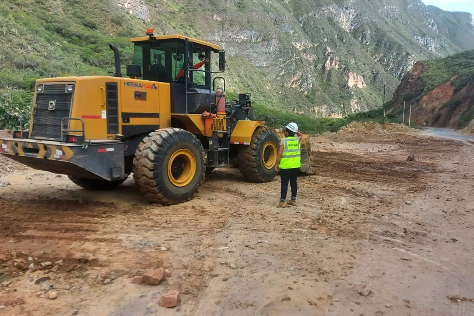 El Ministerio de Transportes y Comunicaciones atiende las emergencias viales en las regiones afectadas por el sismo del domingo. Foto: ANDINA/Difusión