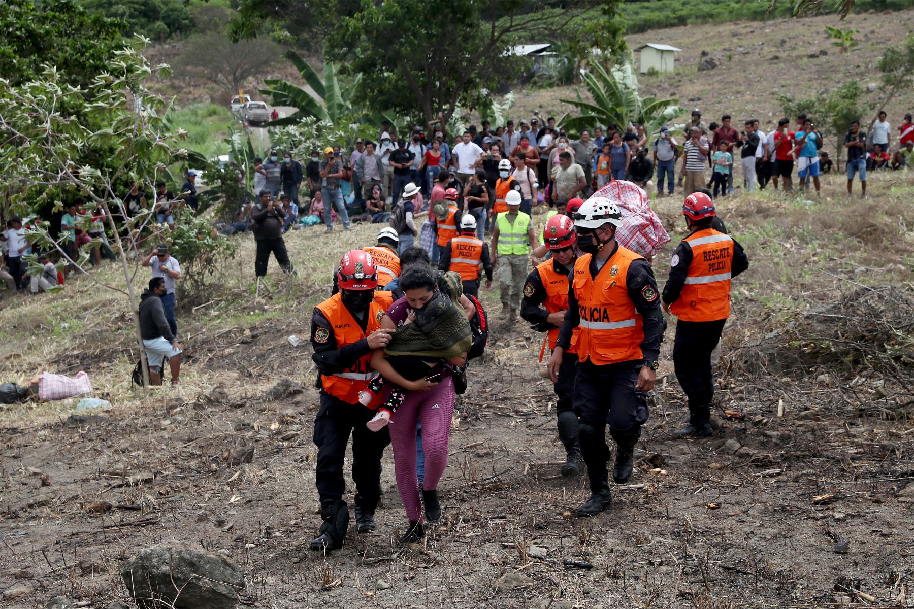 El Ministro de Defensa Juan Carrasco participa en el  rescate y traslado de damnificados  del sector El Aserradero de Utcubamba, a raíz del sismo de grado 7.5, registrado en la mañana del domingo en la selva norte del país.
Foto: Mindef