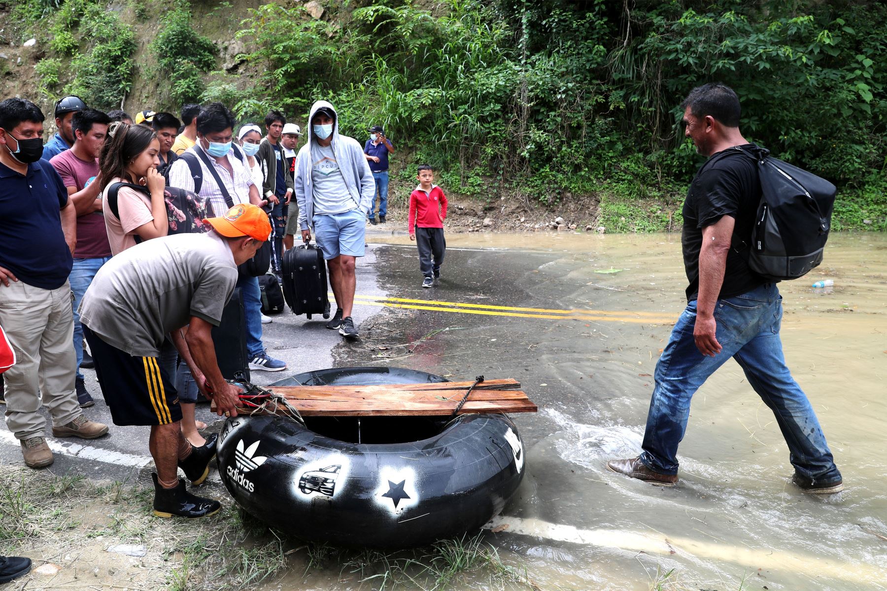 Cierran carretera entre Bagua Grande y Pedro Ruiz por seguridad. Tramo en el sector Aserradero, entre el km 263 y el km 275 de Amazonas, sufrió derrumbes que han provocado que el agua del río Utcubamba se embalse e inunde la pista.
Foto: MTC