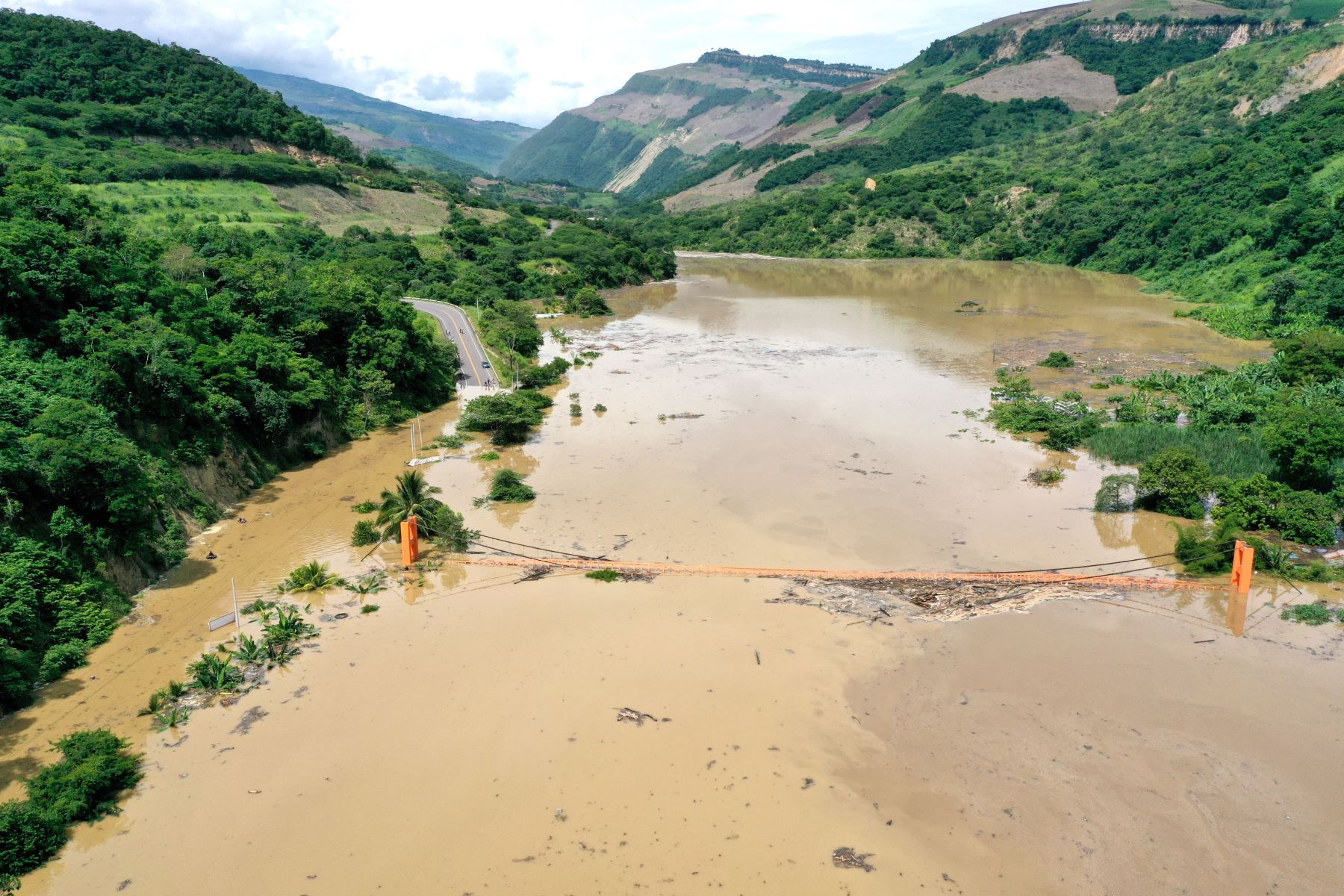 Cierran carretera entre Bagua Grande y Pedro Ruiz por seguridad. Tramo en el sector Aserradero, entre el km 263 y el km 275 de Amazonas, sufrió derrumbes que han provocado que el agua del río Utcubamba se embalse e inunde la pista.
Foto: MTC
