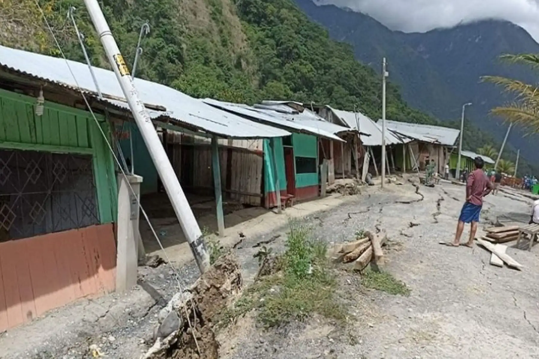 El gobernnador regional Oscar Altamirano exhortó a los pasajeros que ante la emergencia no viajar hacia Amazonas y a las empresas no vender, ya que las vías están destrozadas.