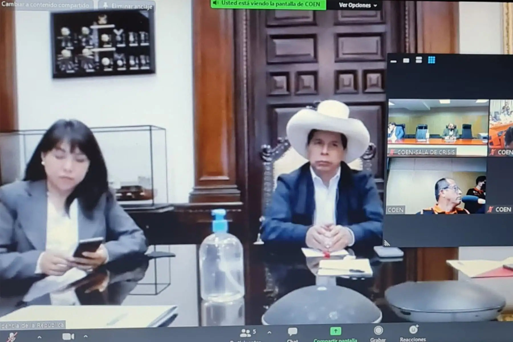 Presidente Pedro Castillo, presidenta del Consejo de Ministros , Mirtha Vásquez  y autoridades se reúnen en el COEN para agilizar acciones de respuesta, rehabilitación y entrega de más bienes de ayuda humanitaria. Entre las autoridades reunidas, participan, ministros, representantes de sectores, jefe del Comando Conjunto de las FF.AA , jefes del INDECI , CENEPRED, entre otras autoridades.
Foto: INDECI