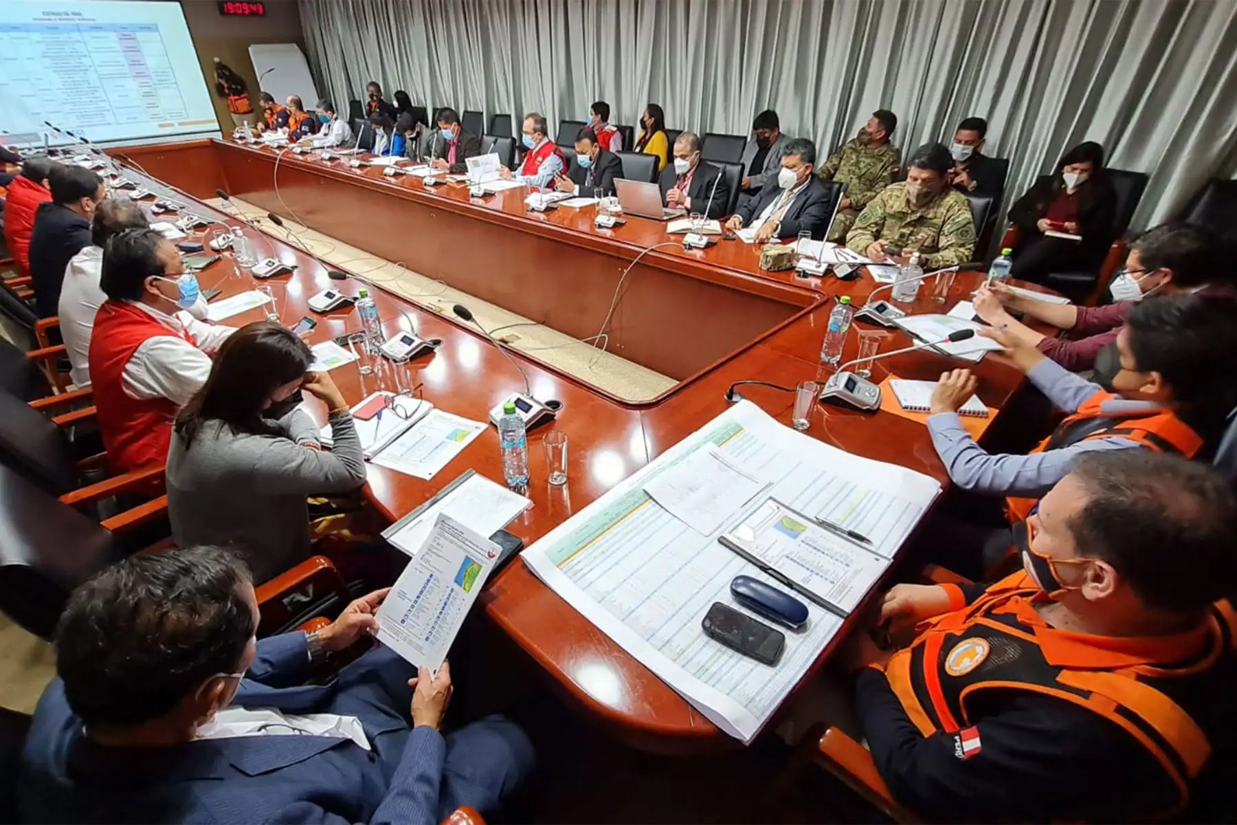 Presidente Pedro Castillo, presidenta del Consejo de Ministros , Mirtha Vásquez  y autoridades se reúnen en el COEN para agilizar acciones de respuesta, rehabilitación y entrega de más bienes de ayuda humanitaria. Entre las autoridades reunidas, participan, ministros, representantes de sectores, jefe del Comando Conjunto de las FF.AA , jefes del INDECI , CENEPRED, entre otras autoridades.
Foto: INDECI