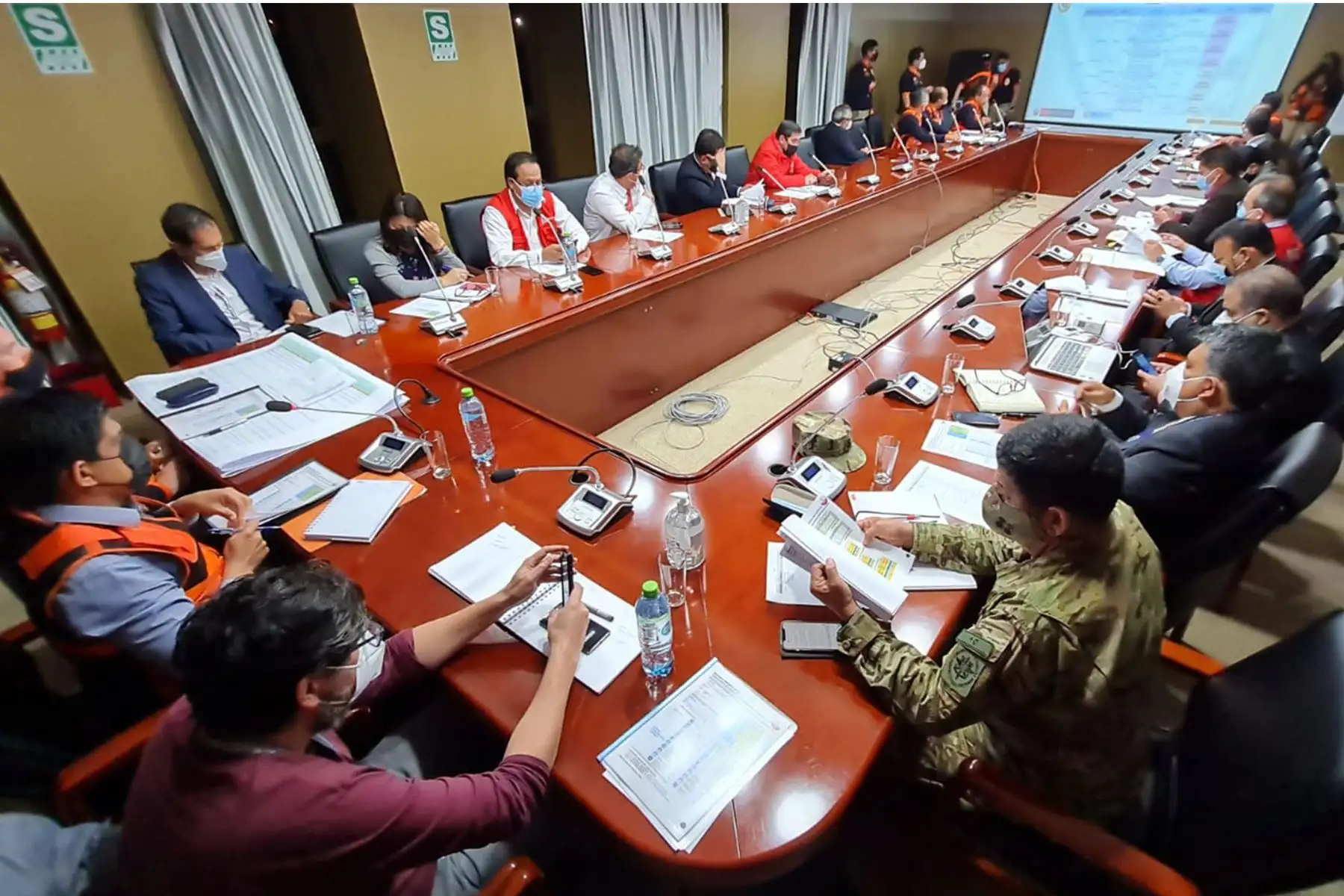 Presidente Pedro Castillo, presidenta del Consejo de Ministros , Mirtha Vásquez  y autoridades se reúnen en el COEN para agilizar acciones de respuesta, rehabilitación y entrega de más bienes de ayuda humanitaria. Entre las autoridades reunidas, participan, ministros, representantes de sectores, jefe del Comando Conjunto de las FF.AA , jefes del INDECI , CENEPRED, entre otras autoridades.
Foto: INDECI