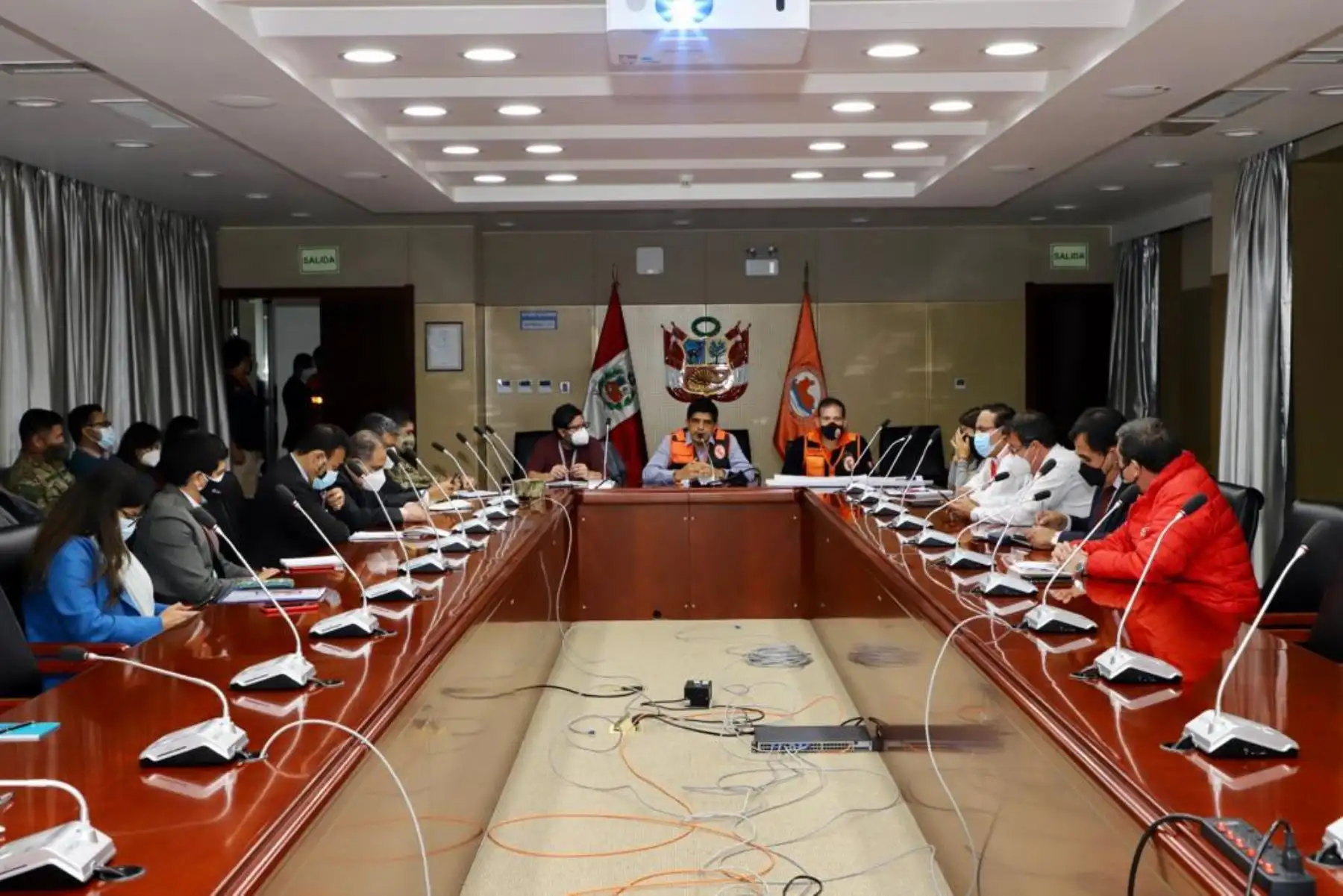 Presidente Pedro Castillo, presidenta del Consejo de Ministros , Mirtha Vásquez  y autoridades se reúnen en el COEN para agilizar acciones de respuesta, rehabilitación y entrega de más bienes de ayuda humanitaria. Entre las autoridades reunidas, participan, ministros, representantes de sectores, jefe del Comando Conjunto de las FF.AA , jefes del INDECI , CENEPRED, entre otras autoridades.
Foto: INDECI