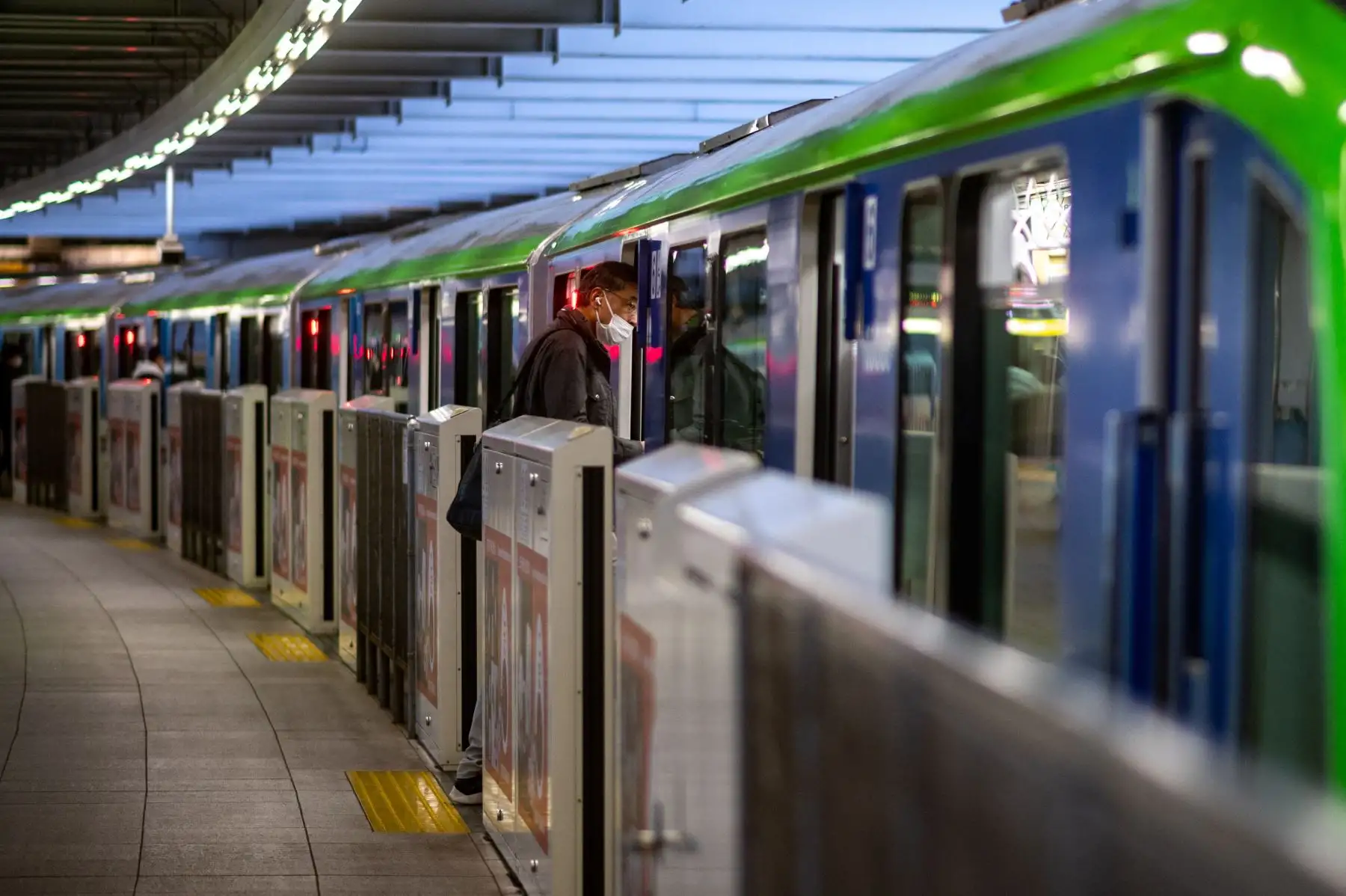Un hombre se sube al tren de la línea del aeropuerto Haneda del monorraíl de Tokio , un día después de que Japón anunciara que restablecería las estrictas medidas fronterizas, salvo todas las llegadas extranjeras por la variante ómicron Covid. Foto: AFP