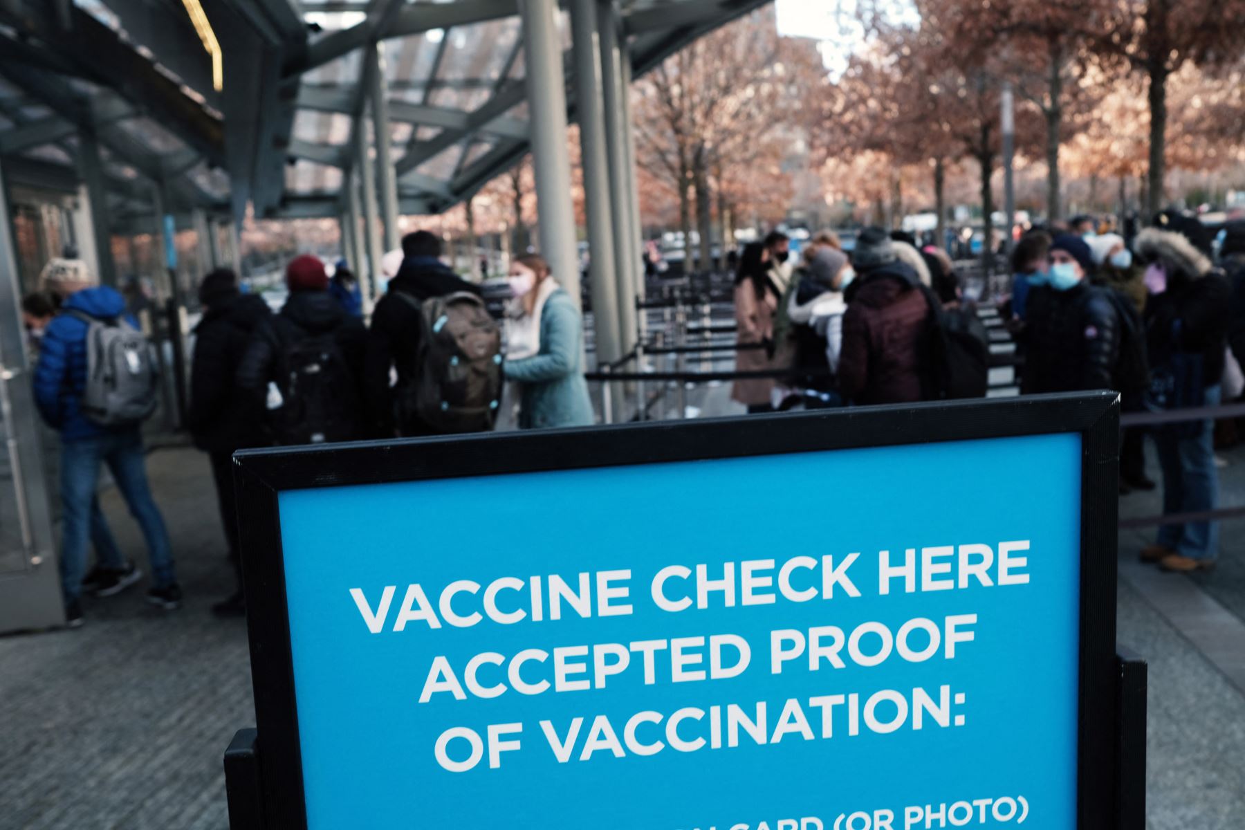 Un cartel pide prueba de vacunación en Manhattan a la entrada de un museo en la ciudad de Nueva York. Foto: AFP