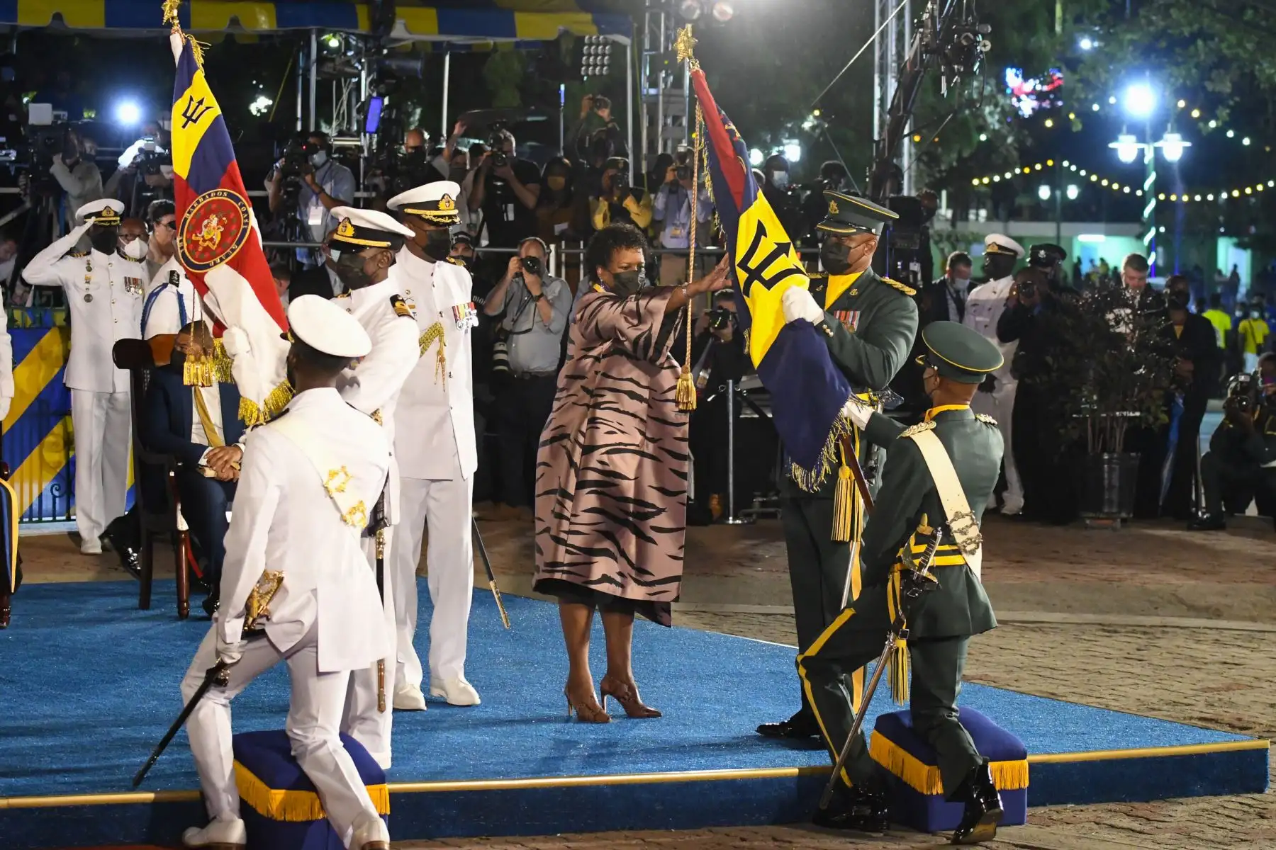 La presidenta de Barbados, la dama Sandra Mason, recibe los Nuevos Colores durante la ceremonia para declarar a Barbados República. Foto: AFP