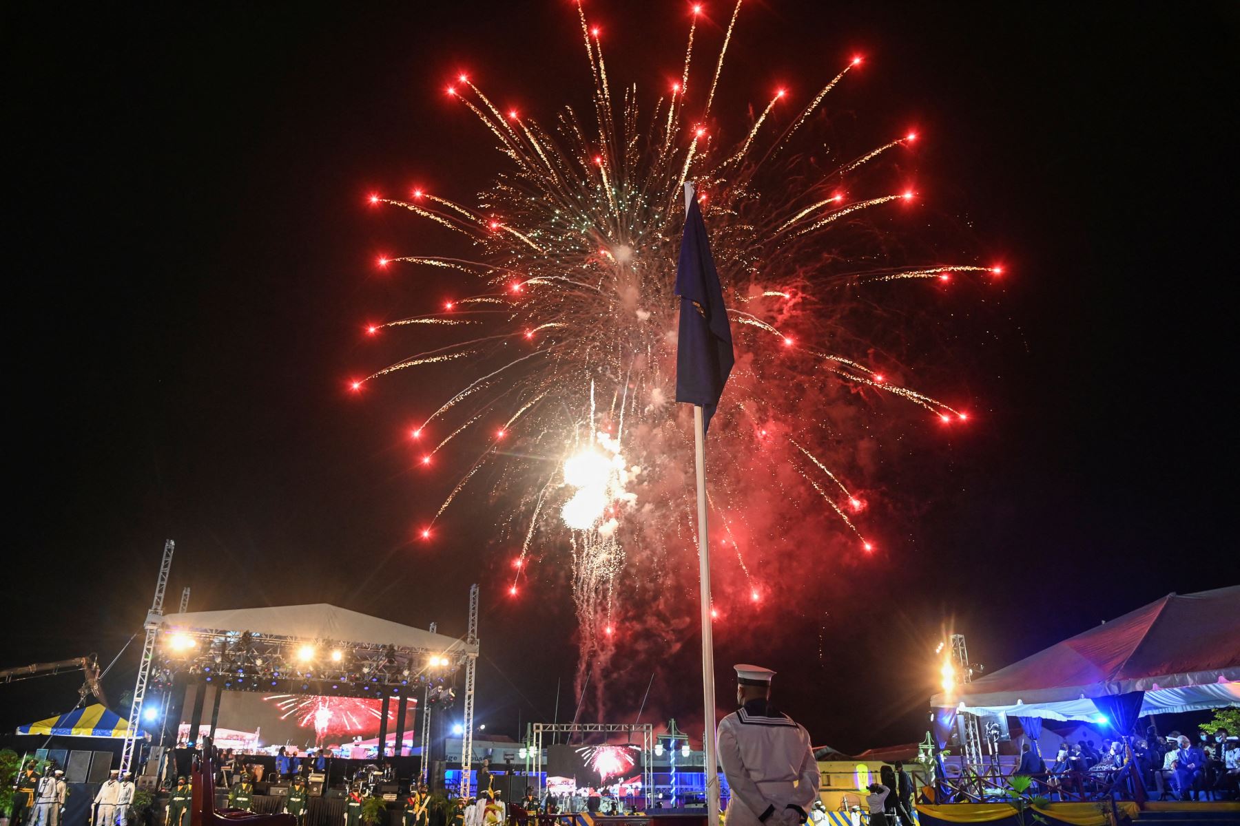 Los fuegos artificiales se exhiben durante la ceremonia de inauguración presidencial en Heroes Square  en Bridgetown, Barbados. Foto: AFP