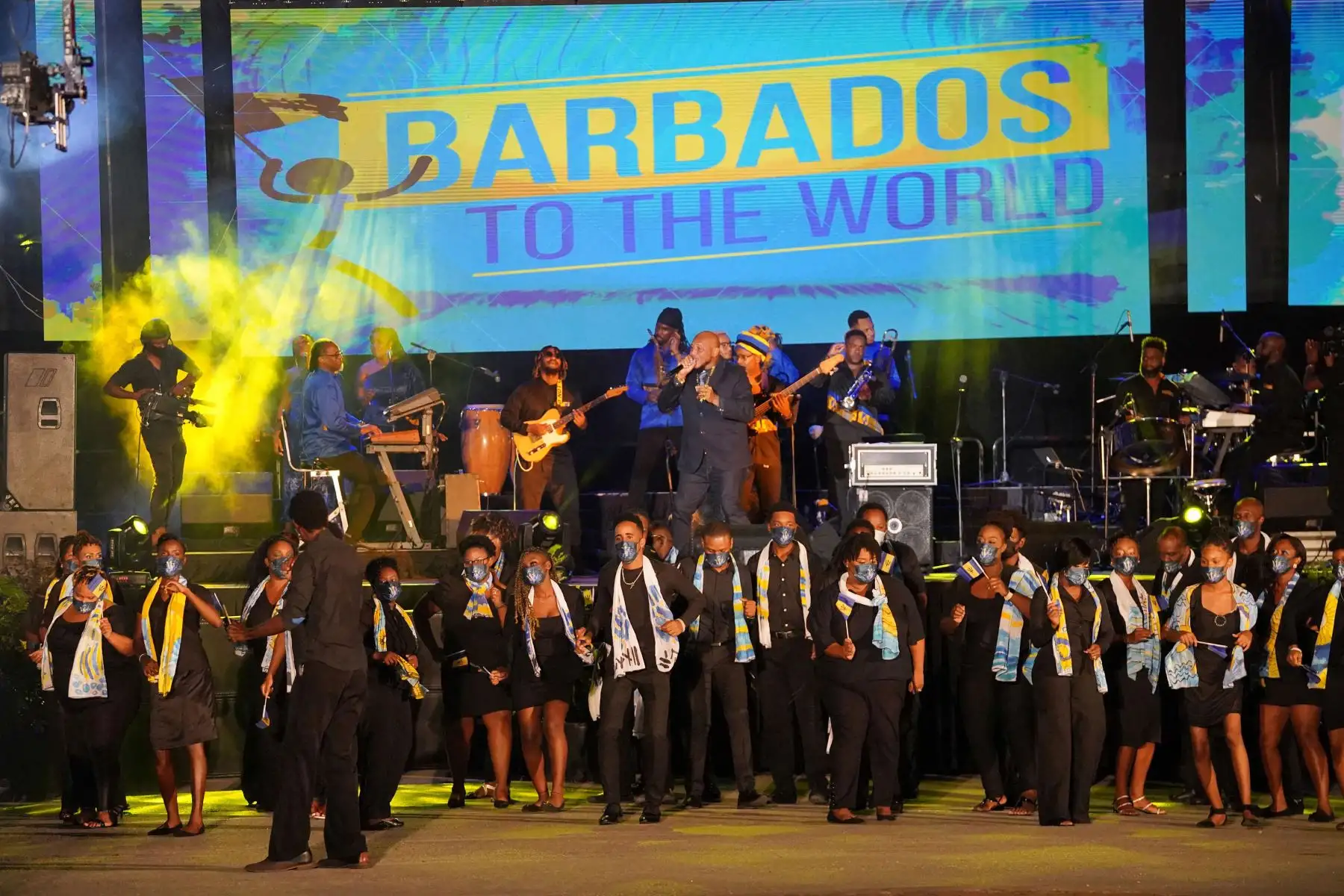 Los fuegos artificiales se exhiben durante la ceremonia de inauguración presidencial en Heroes Square  en Bridgetown, Barbados. Foto: AFP