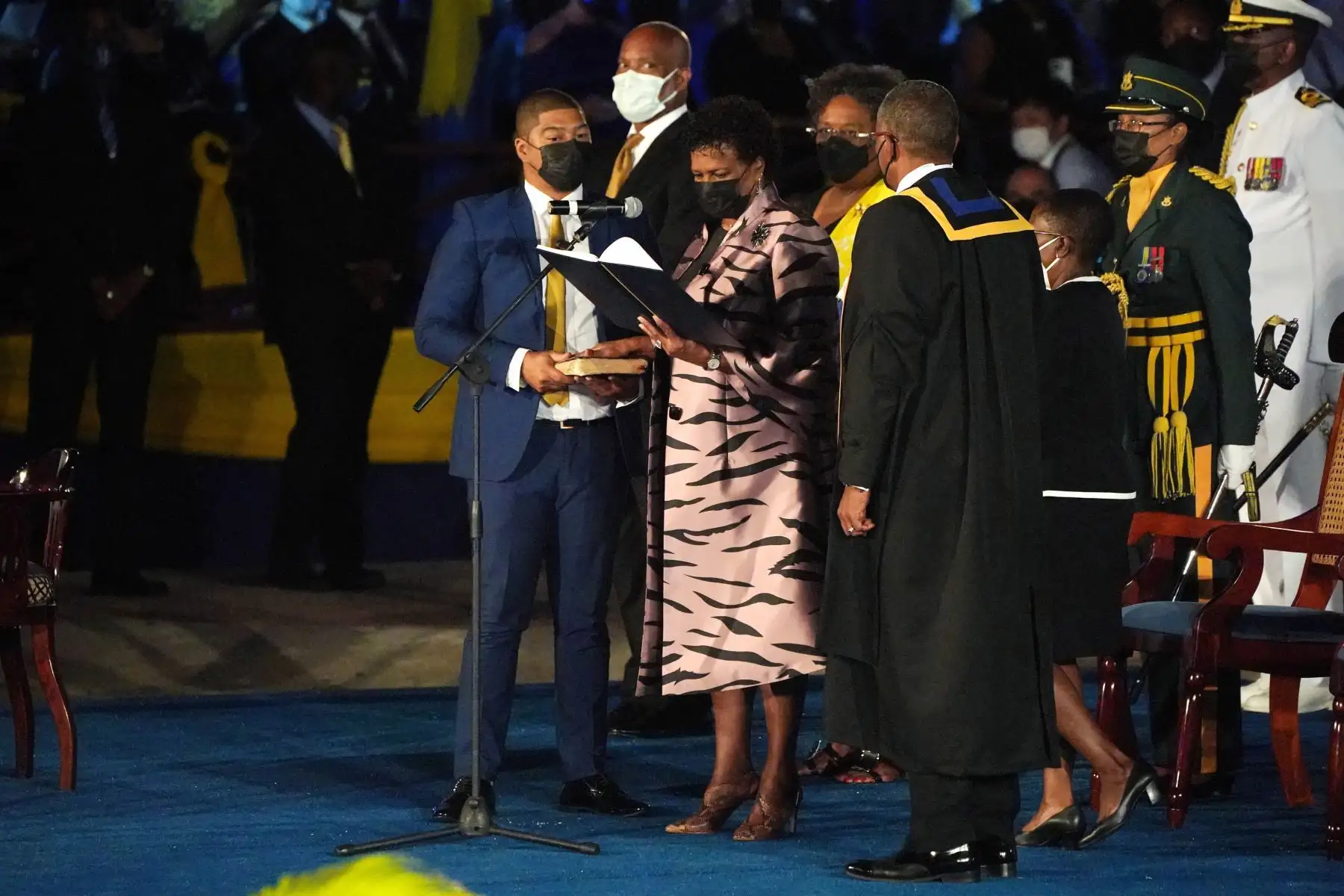 La presidenta Sandra Mason toma juramento como presidenta de Barbados durante la ceremonia de inauguración presidencial en Heroes Square en Bridgetown, Barbados. Foto: AFP