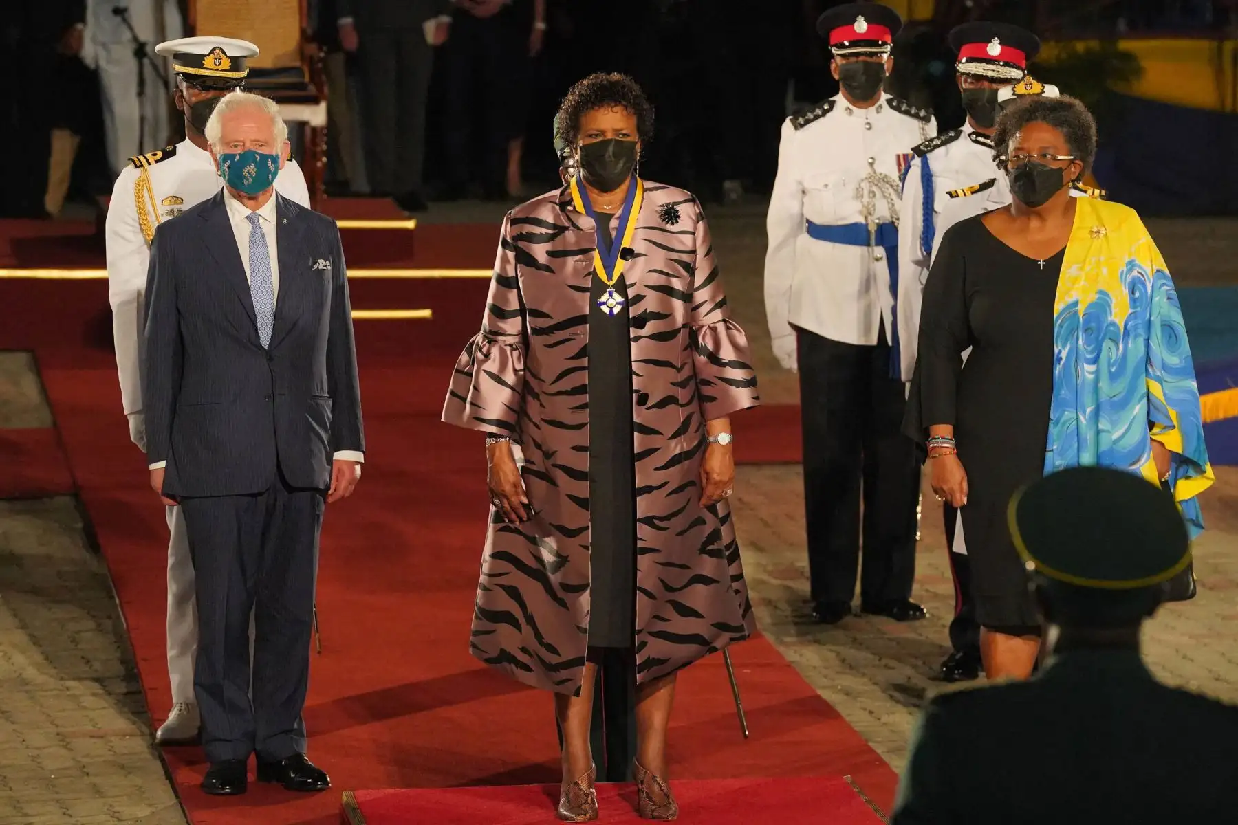 El Príncipe Carlos  se une a la Presidenta de Barbados Sandra Mason y la Primera Ministra de Barbados Mia Mottley mientras se preparan para partir después de la Ceremonia de Inauguración Presidencial en la Plaza de los Héroes en Bridgetown, Barbados. Foto: AFP