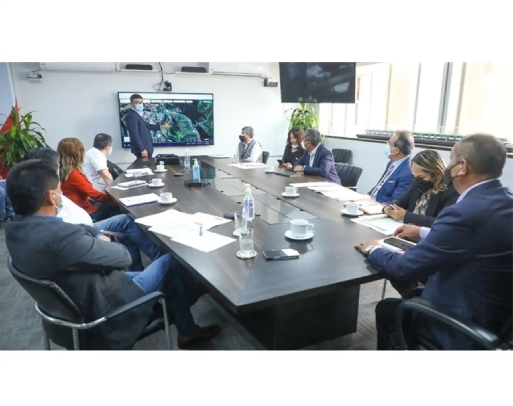 Titulares del MTC, Juan Silva; y de Vivienda, Geiner Alvarado, se reunieron con especialistas para coordinar una solución al represamiento del río Utcubamba causado por el sismo de magnitud 7.5 registrado en Amazonas. ANDINA/Difusión