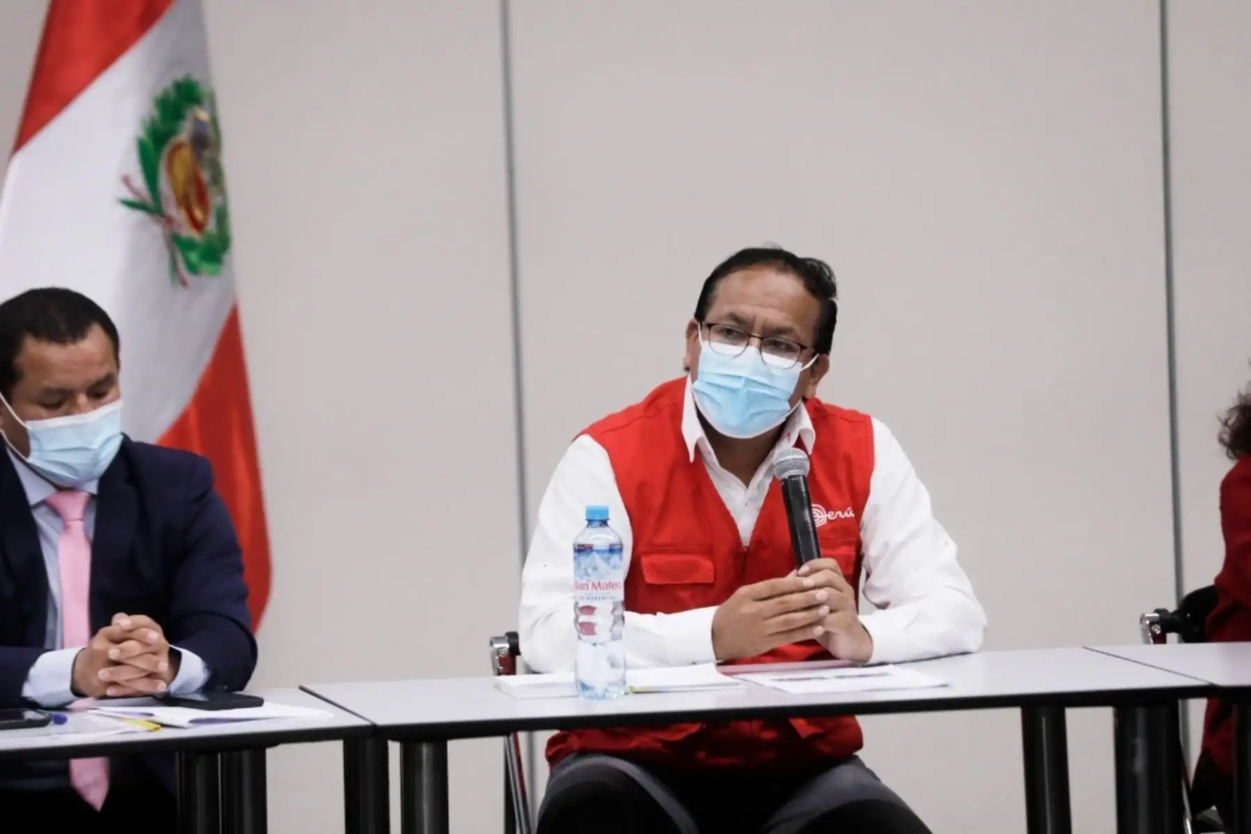 Ministro de Comercio Exterior y Turismo, Roberto Sánchez, coordina acciones para impulsar la fluidez de pasajeros en el Aeropuerto Internacional Jorge Chávez. Foto: Cortesía.