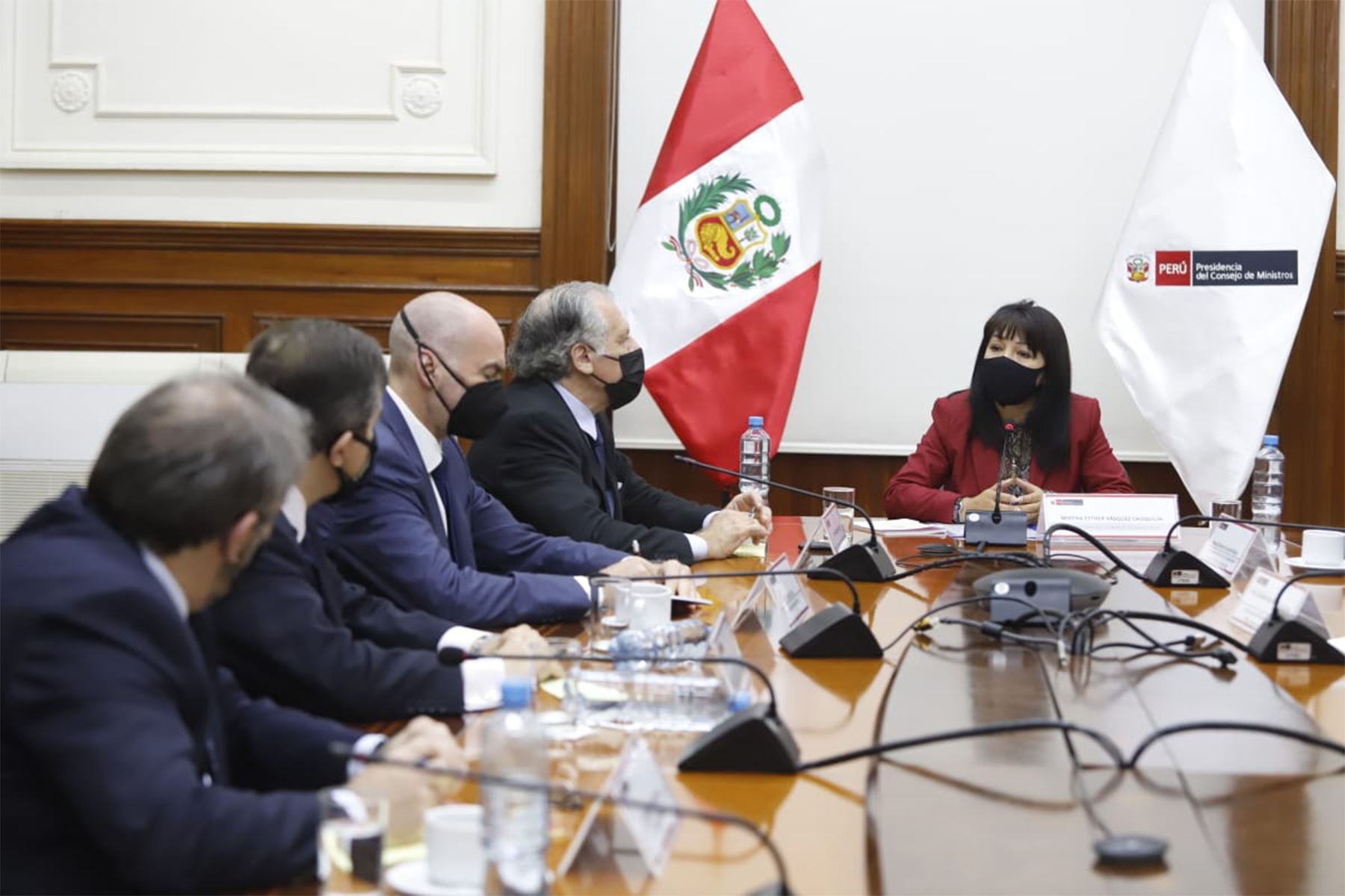 La presidenta del Consejo de Ministros, Mirtha Vásquez, sostuvo una reunión con el secretario general de la OEA, Luis Almagro, quien realiza la primera visita oficial al Perú, desde que se inició el Gobierno del presidente Pedro Castillo.
Foto: PCM