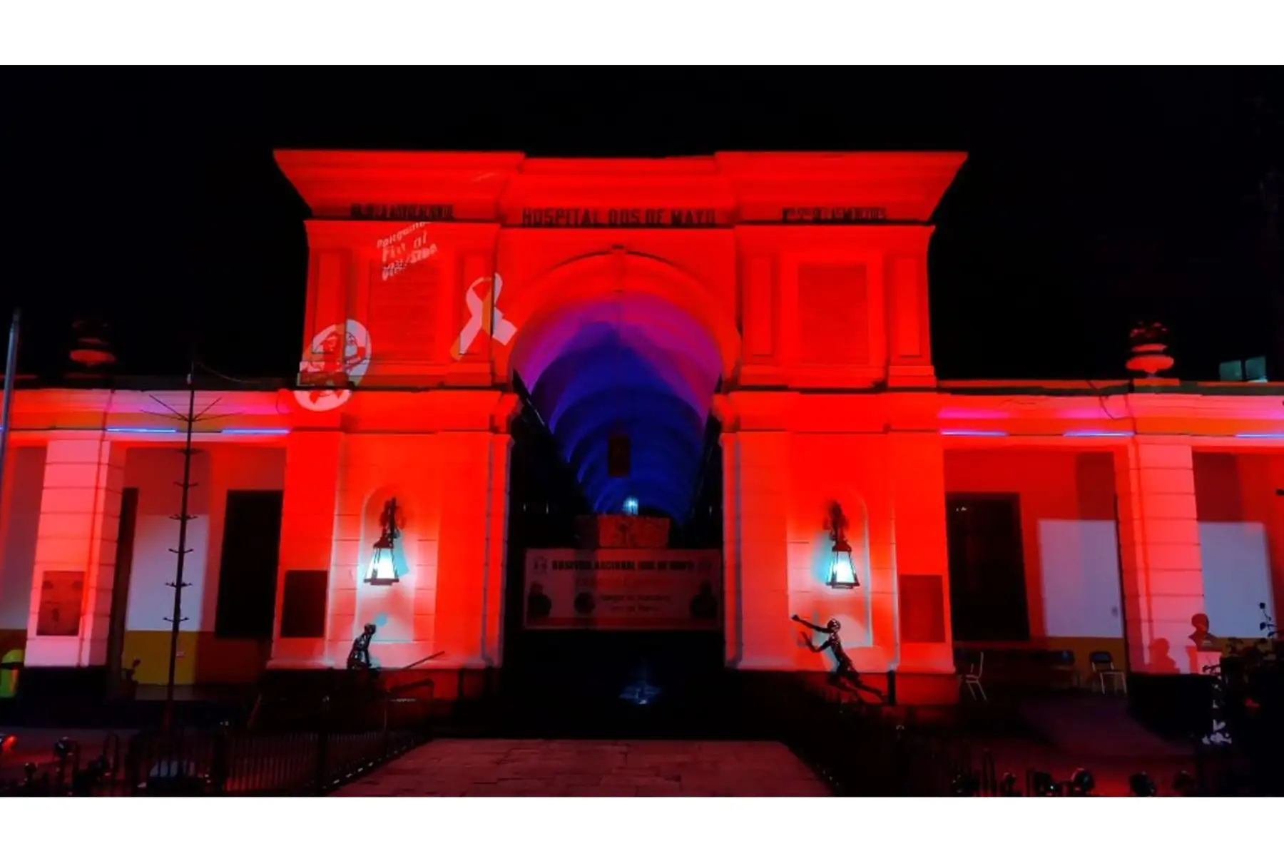 Sede del Ministerio de Salud y diversas instituciones públicas se iluminaron de rojo en conmemoración del Día Mundial de Lucha contra el Sida.
Foto: Minsa