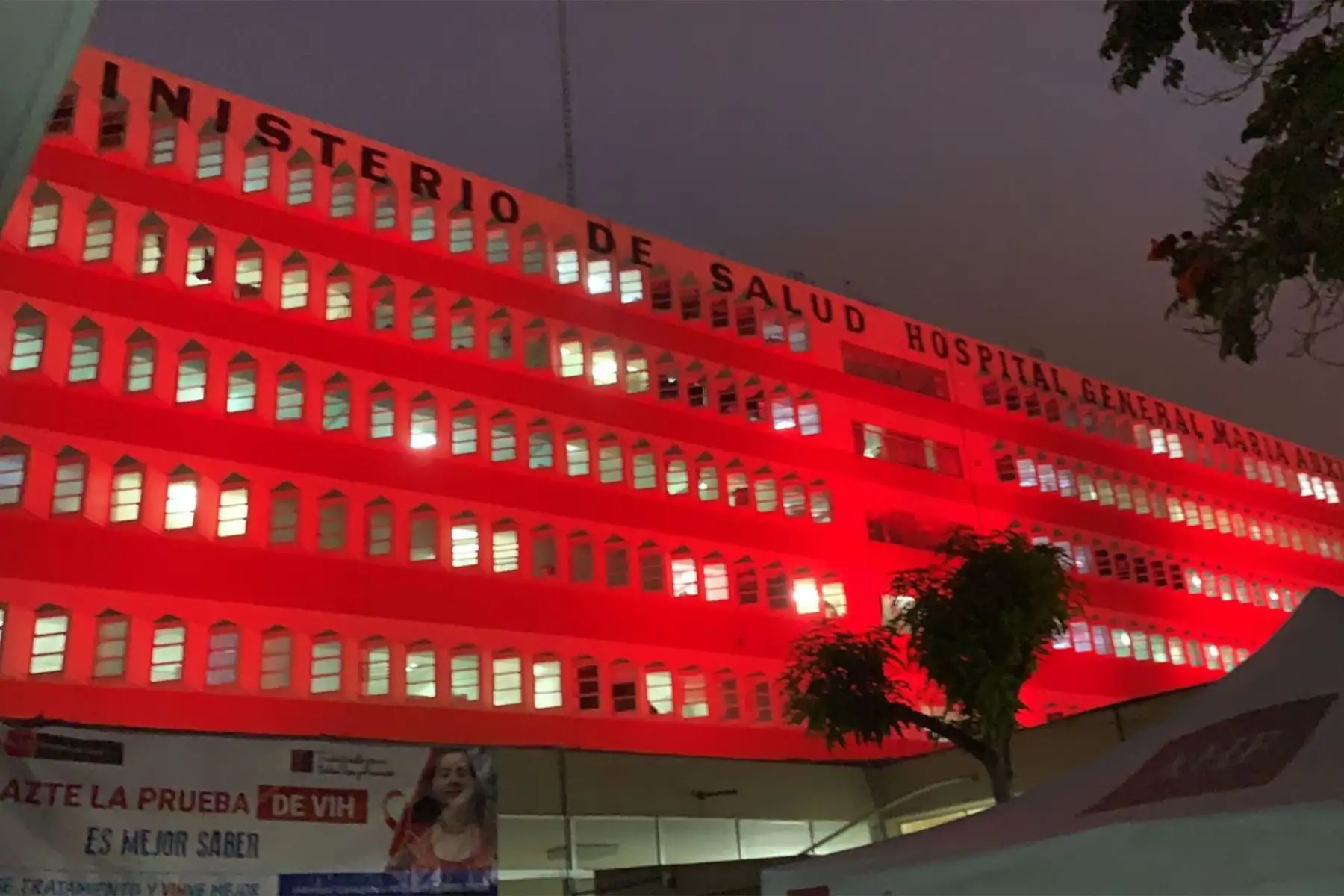 Sede del Ministerio de Salud y diversas instituciones públicas se iluminaron de rojo en conmemoración del Día Mundial de Lucha contra el Sida.
Foto: Minsa