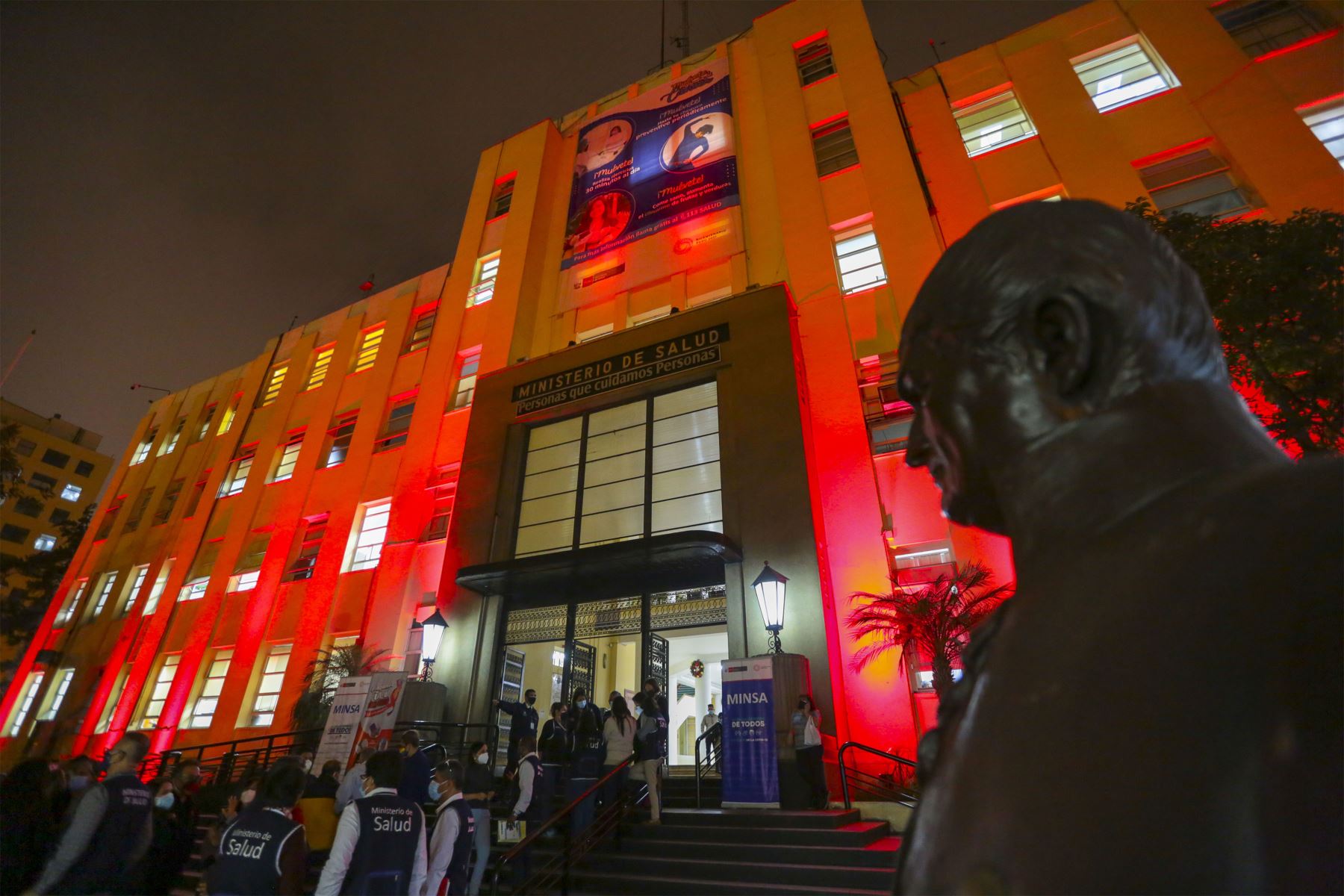 Sede del Ministerio de Salud y diversas instituciones públicas se iluminaron de rojo en conmemoración del Día Mundial de Lucha contra el Sida.
Foto: Minsa