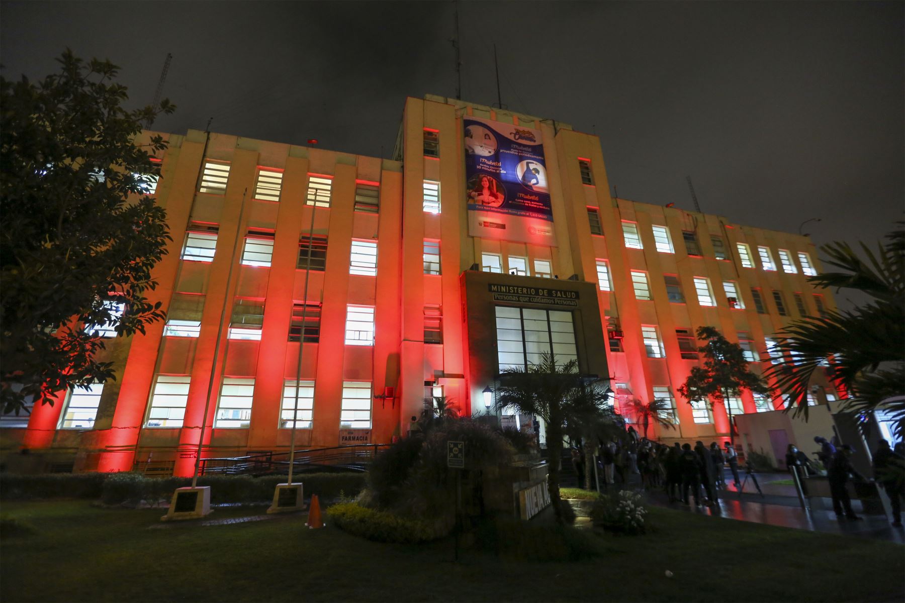Sede del Ministerio de Salud y diversas instituciones públicas se iluminaron de rojo en conmemoración del Día Mundial de Lucha contra el Sida.
Foto: Minsa