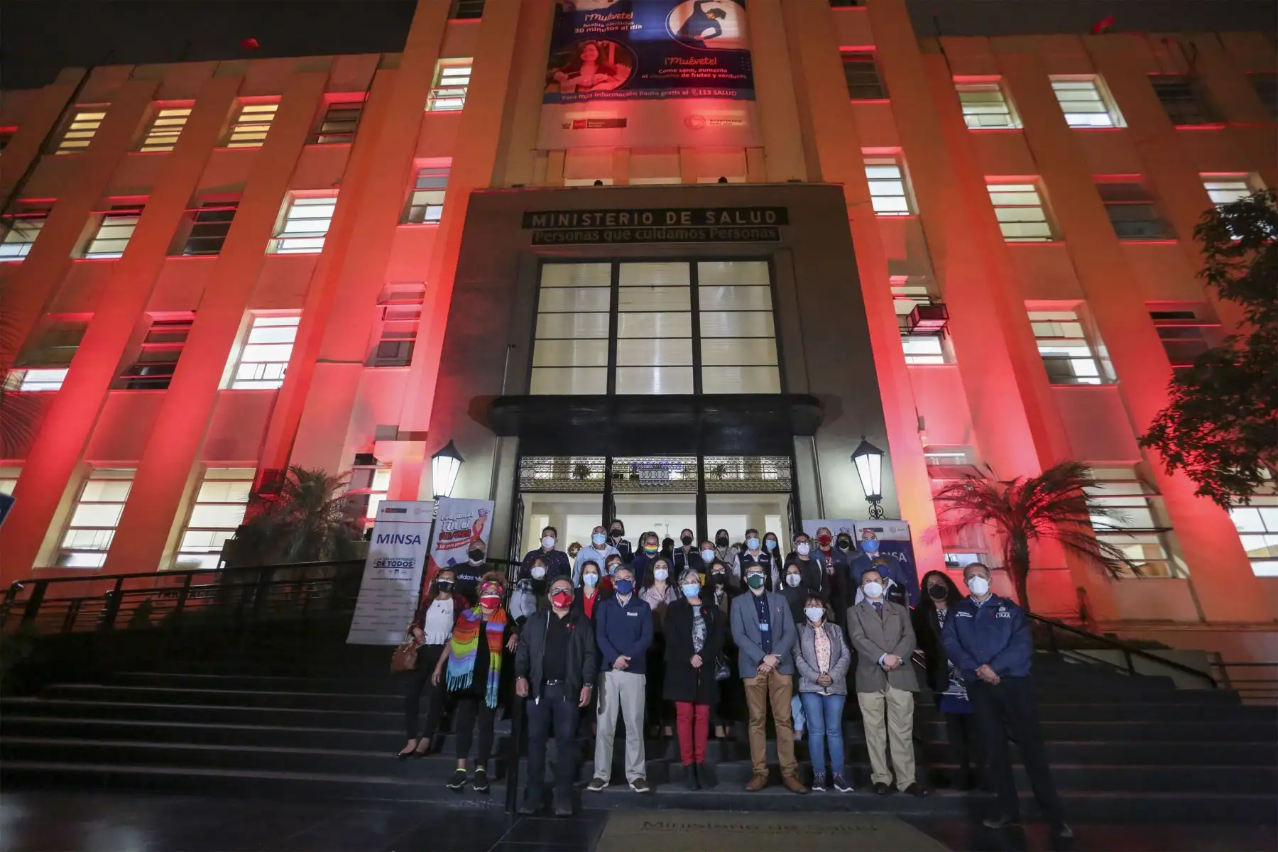 Sede del Ministerio de Salud y diversas instituciones públicas se iluminaron de rojo en conmemoración del Día Mundial de Lucha contra el Sida.
Foto: Minsa