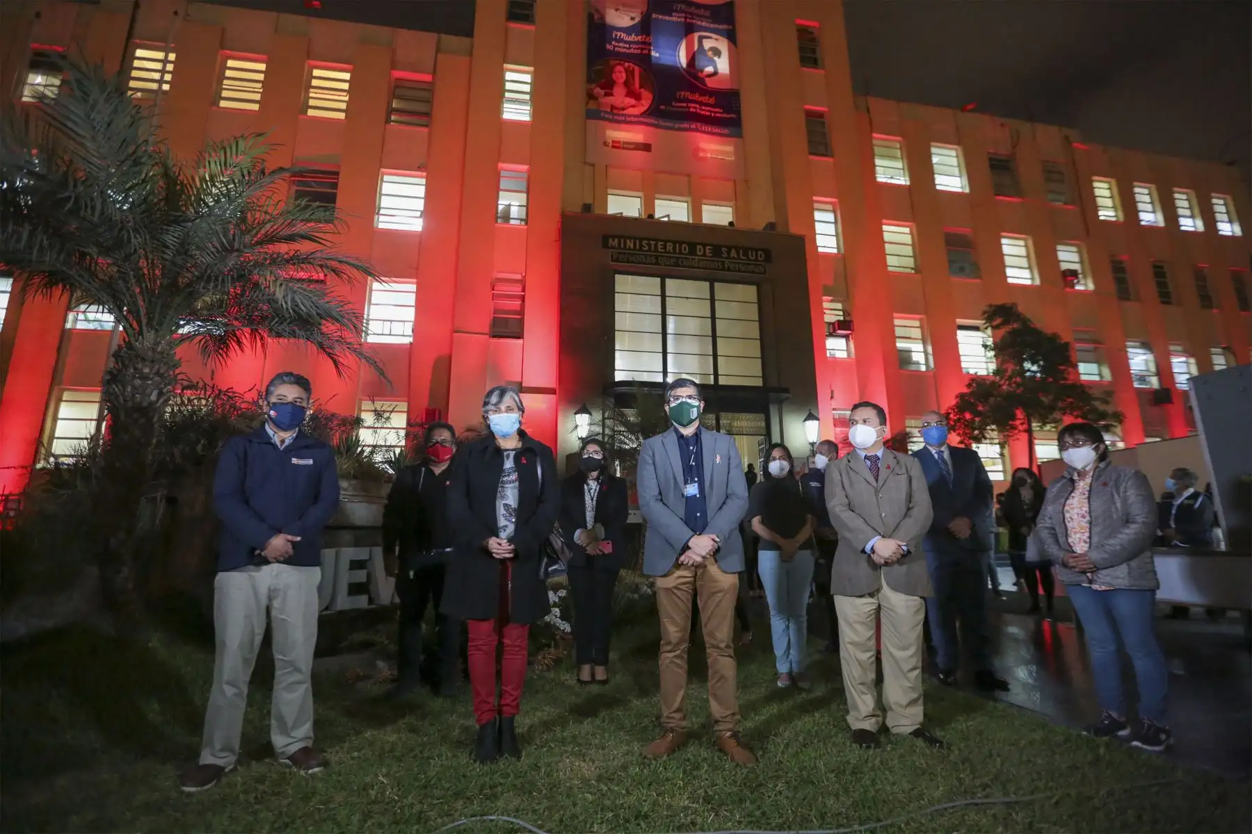 Sede del Ministerio de Salud y diversas instituciones públicas se iluminaron de rojo en conmemoración del Día Mundial de Lucha contra el Sida.
Foto: Minsa