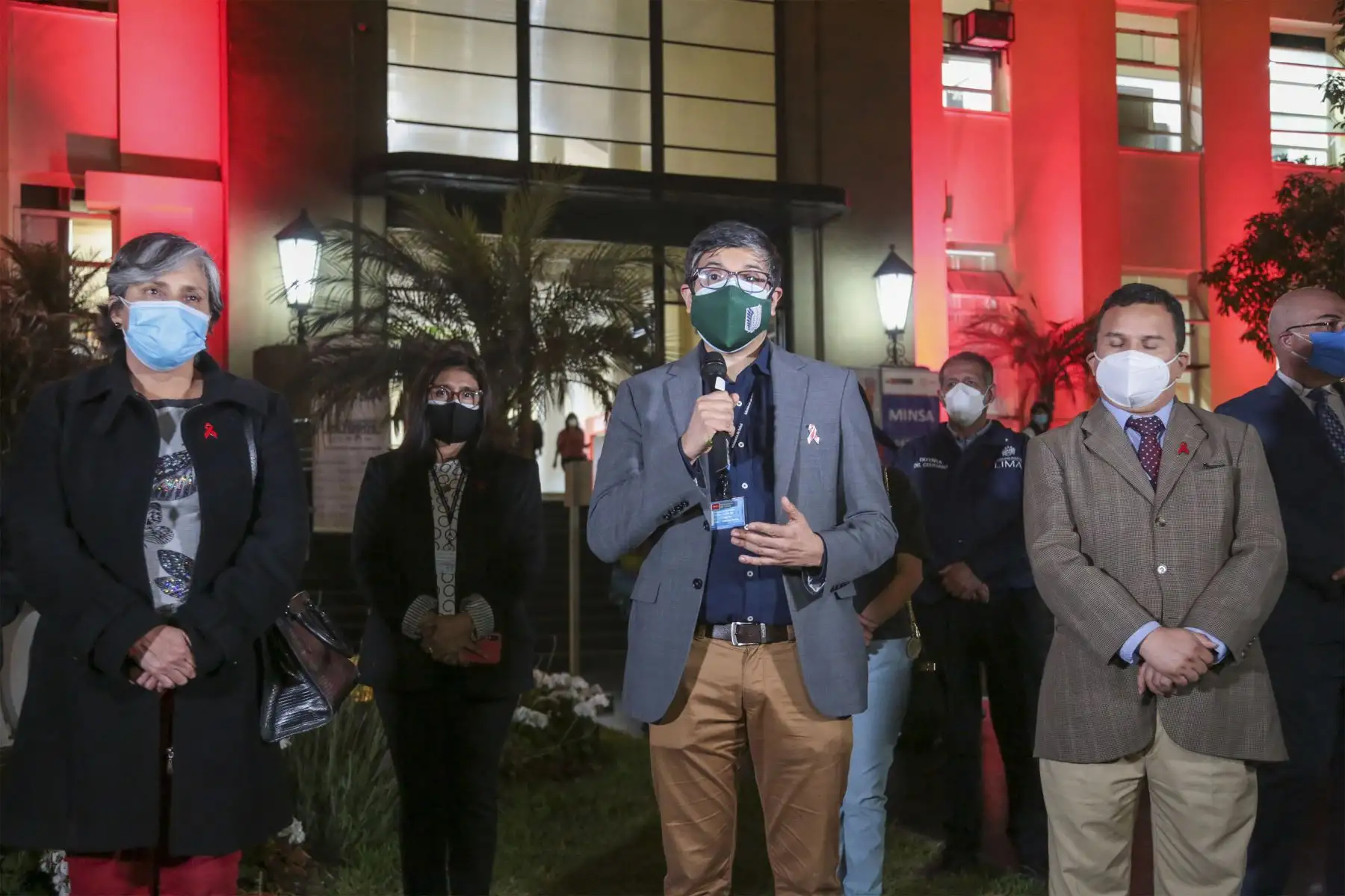 Sede del Ministerio de Salud y diversas instituciones públicas se iluminaron de rojo en conmemoración del Día Mundial de Lucha contra el Sida.
Foto: Minsa