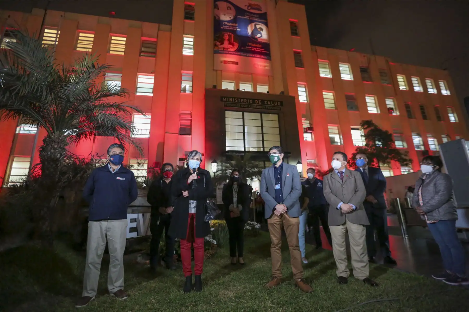 Sede del Ministerio de Salud y diversas instituciones públicas se iluminaron de rojo en conmemoración del Día Mundial de Lucha contra el Sida.
Foto: Minsa