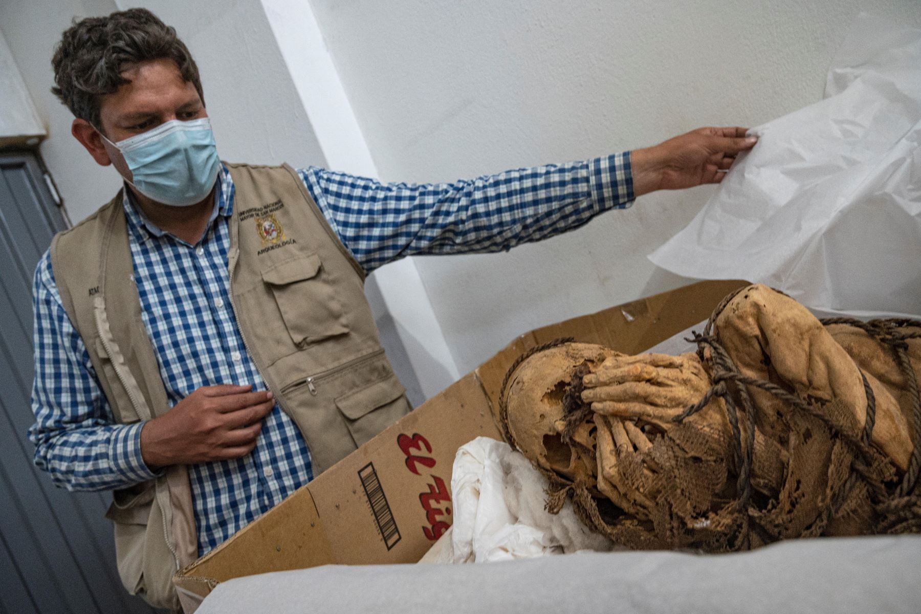 Momia de unos 1.200 años hallada a las afueras de Lima asombra a los arqueólogos. Restos fueron descubiertos por investigadores de la Universidad Nacional Mayor de San Marcos en el sitio arqueológico Cajamarquilla. AFP