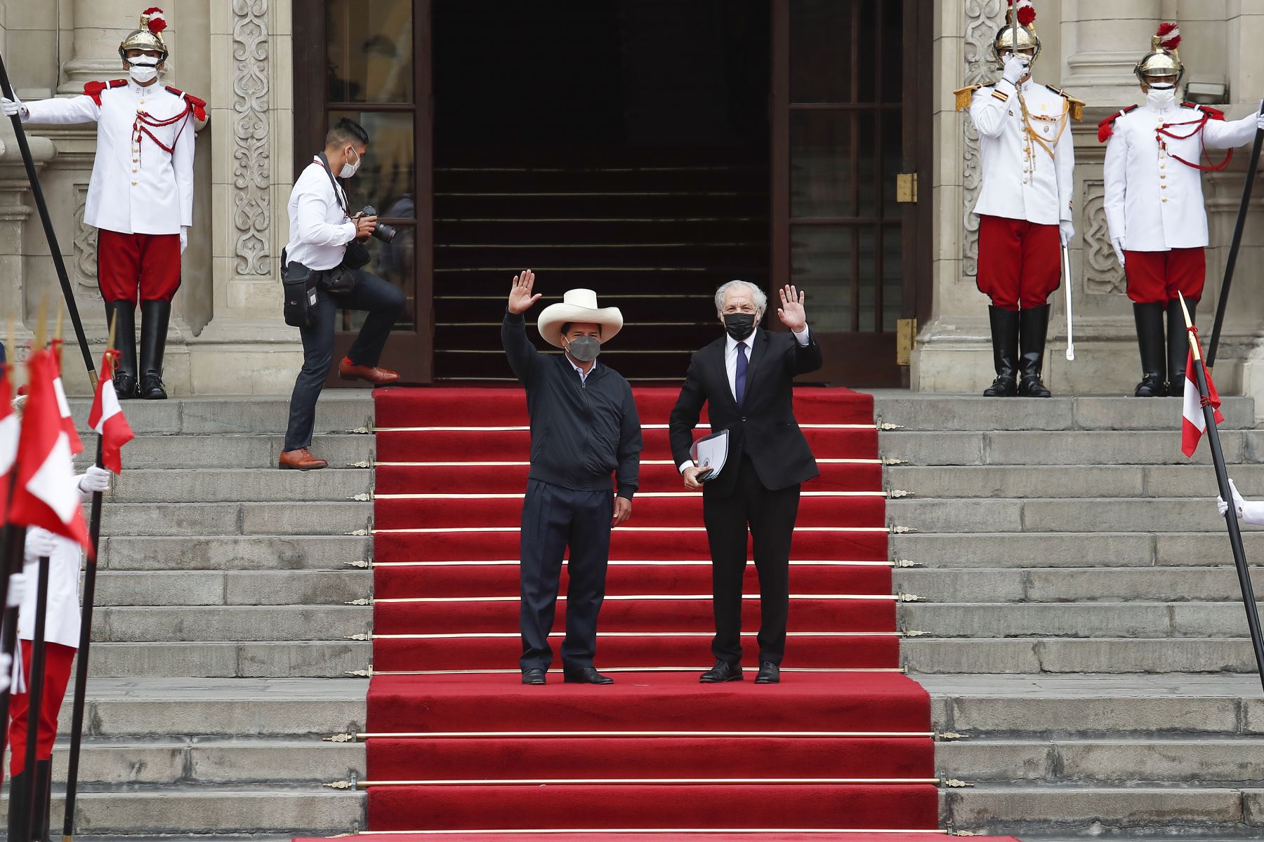 Presidente de la Republica, Pedro Castillo, recibe esta mañana a Luis Almagro, secretario general de la Organización de Estados Americanos (OEA), como parte de su visita oficial al Perú. Foto: ANDINA/Renato Pajuelo.