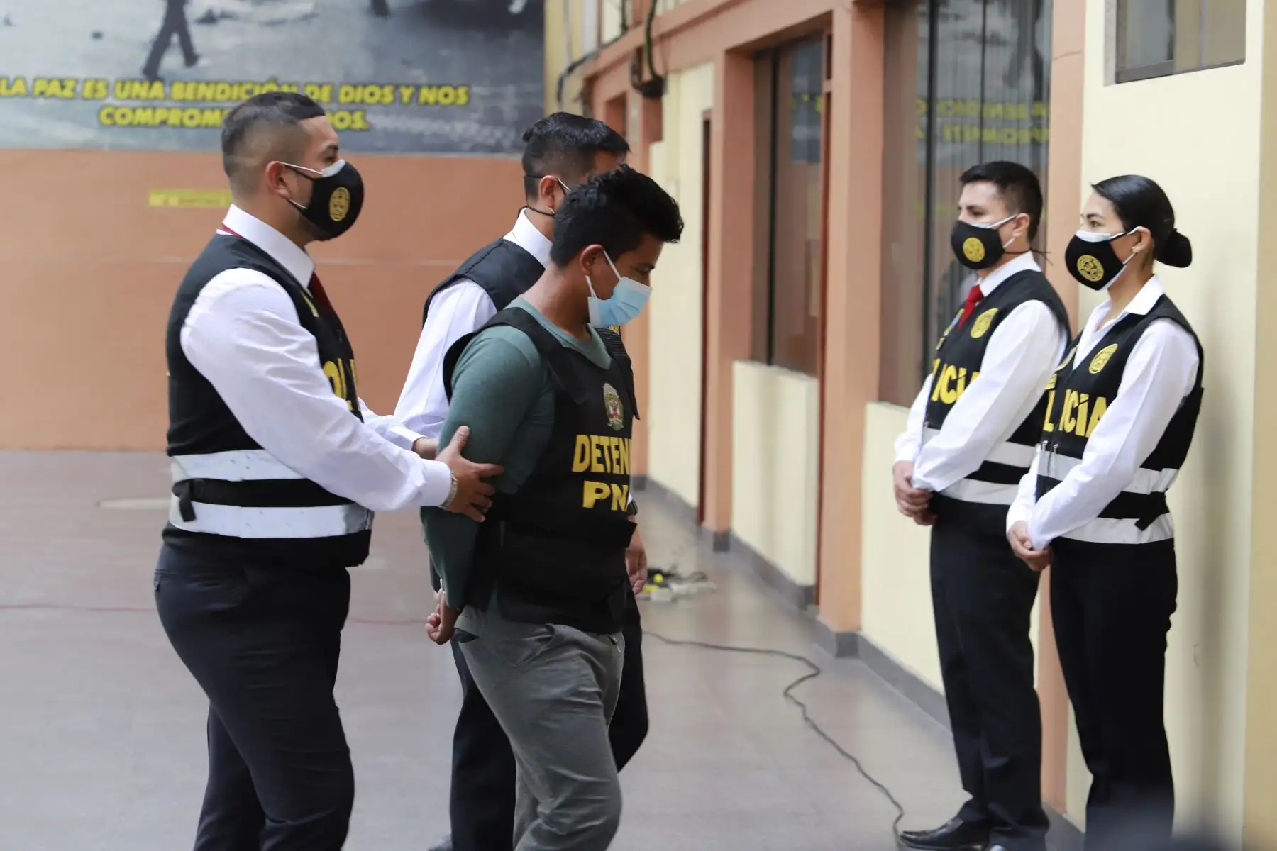 El ministro Avelino Guillén, junto con el comandante general de la Policía, Javier Gallardo, presenta operativo "Cristal 2021", que permitió captura de presunto terrorista Cristian Samaniego Herrera, alias "Cris" o "Daniel", de la organización Sendero Luminoso.
Foto:  ANDINA / Mininter