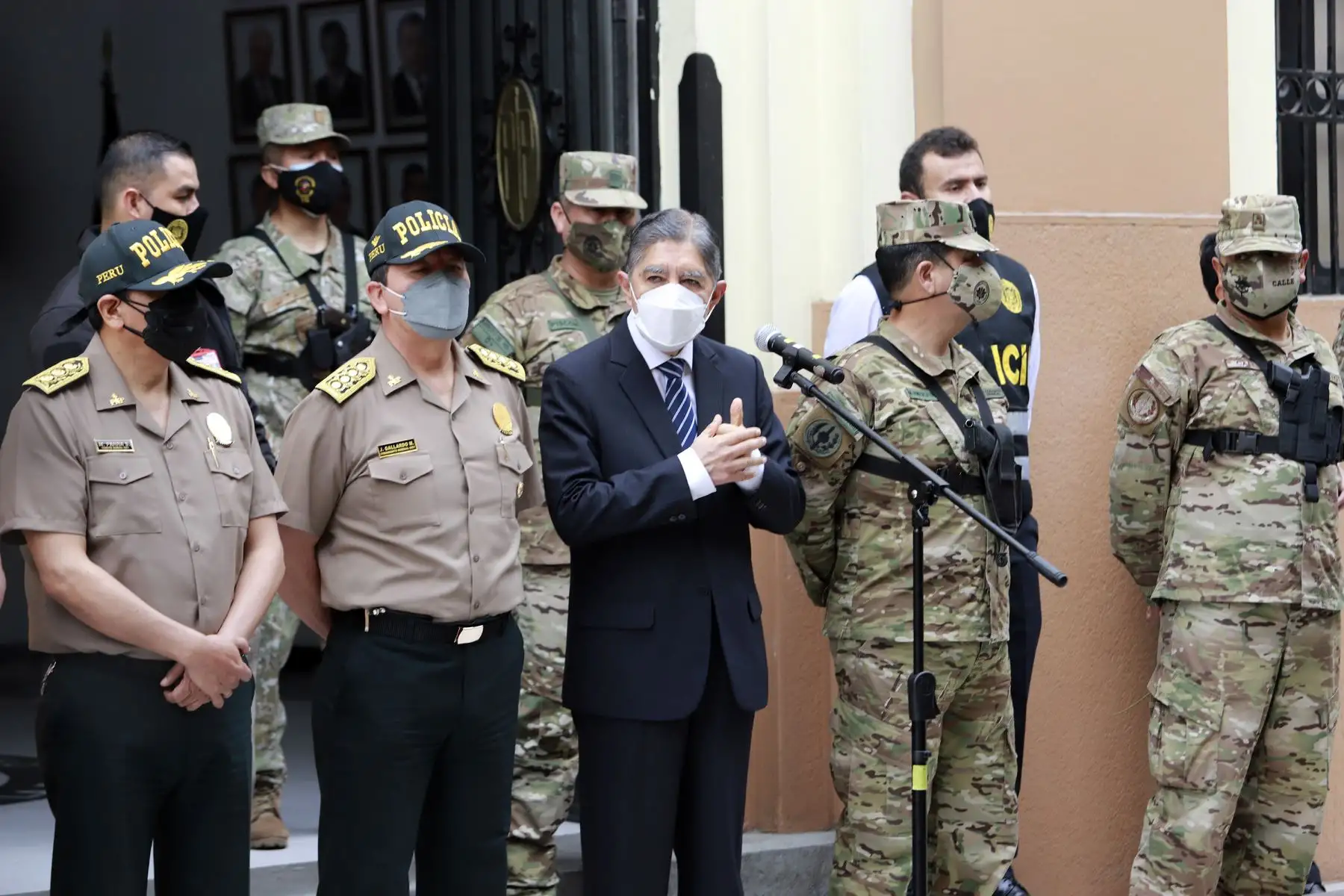 El ministro Avelino Guillén, junto con el comandante general de la Policía, Javier Gallardo, presenta operativo "Cristal 2021", que permitió captura de presunto terrorista Cristian Samaniego Herrera, alias "Cris" o "Daniel", de la organización Sendero Luminoso.
Foto:  ANDINA / Mininter