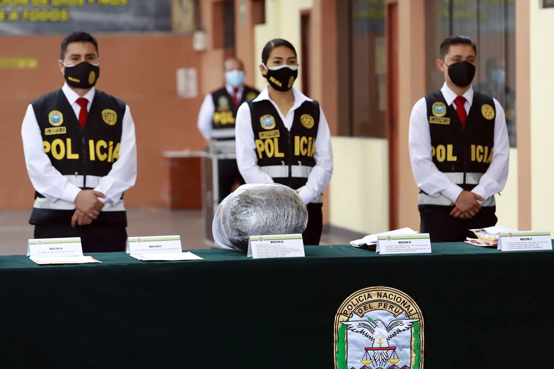 El ministro Avelino Guillén, junto con el comandante general de la Policía, Javier Gallardo, presenta operativo "Cristal 2021", que permitió captura de presunto terrorista Cristian Samaniego Herrera, alias "Cris" o "Daniel", de la organización Sendero Luminoso.
Foto:  ANDINA / Mininter