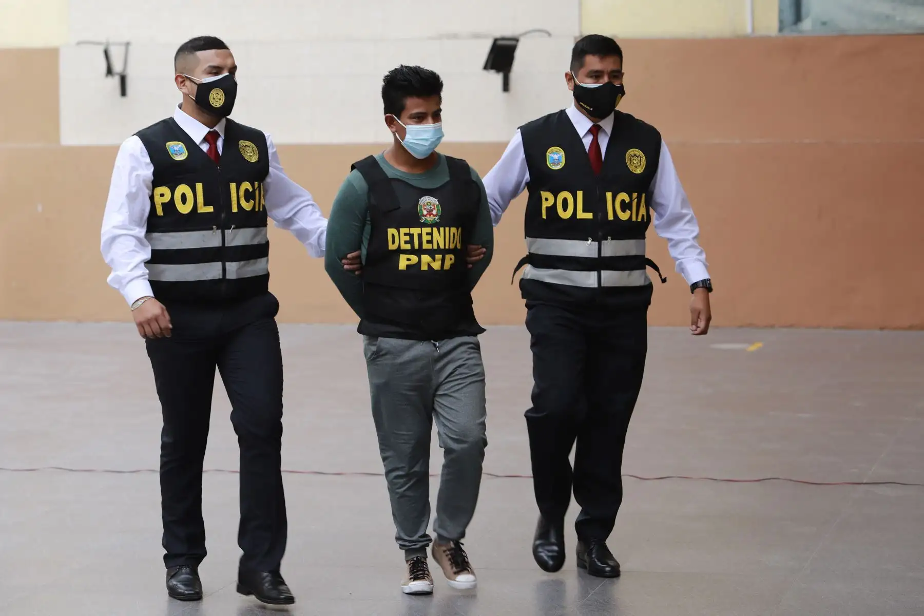 El ministro Avelino Guillén, junto con el comandante general de la Policía, Javier Gallardo, presenta operativo "Cristal 2021", que permitió captura de presunto terrorista Cristian Samaniego Herrera, alias "Cris" o "Daniel", de la organización Sendero Luminoso.
Foto:  ANDINA / Mininter