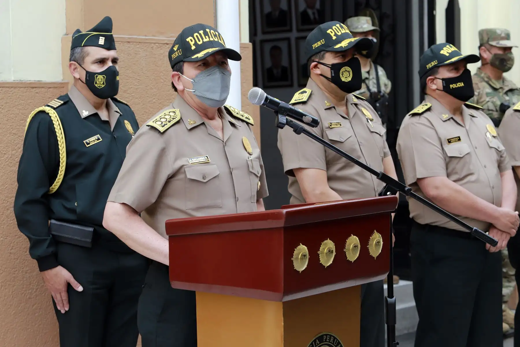 El ministro Avelino Guillén, junto con el comandante general de la Policía, Javier Gallardo, presenta operativo "Cristal 2021", que permitió captura de presunto terrorista Cristian Samaniego Herrera, alias "Cris" o "Daniel", de la organización Sendero Luminoso.
Foto:  ANDINA / Mininter
