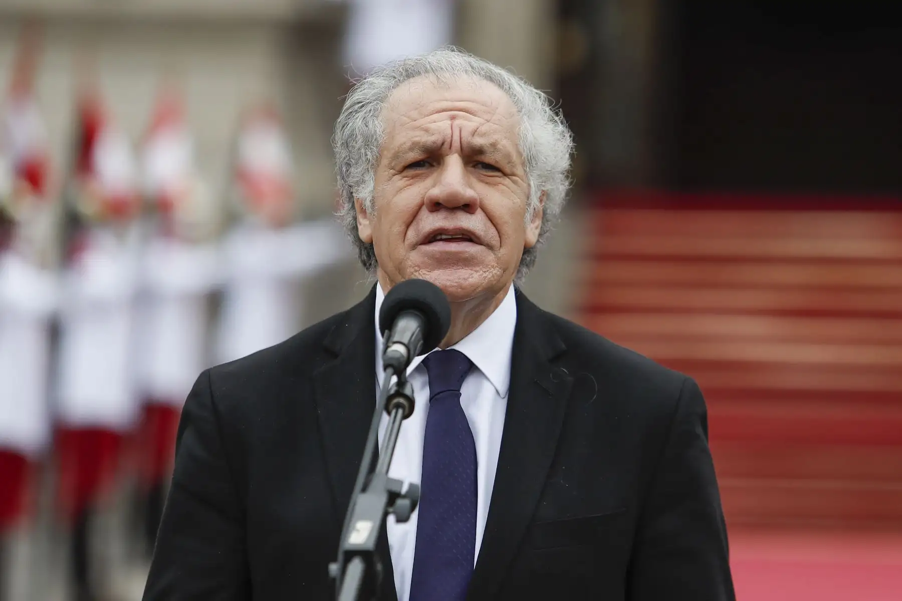 El Secretario General de la Organización de Estados Americanos (OEA), Luis Almagro, acompañado del secretario general de Palacio de Gobierno, Carlos Jaico y el representante del Perú ante la OEA, Harold Forsyth, brindó declaraciones en el frontis de Palacio de Gobierno, luego de sostener una reunión con el Presidente de la República, Pedro Castillo.
Foto: ANDINA/ Renato Pajuelo