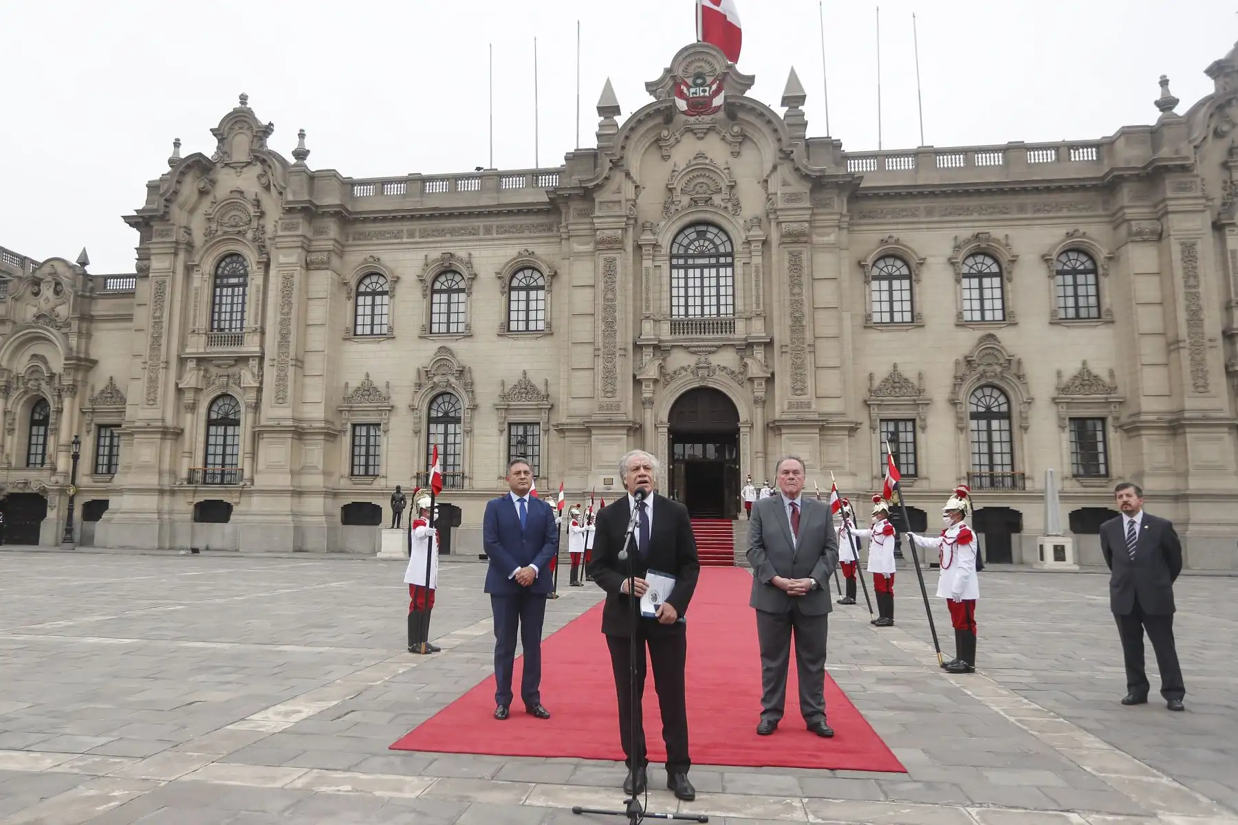 El Secretario General de la Organización de Estados Americanos (OEA), Luis Almagro, acompañado del secretario general de Palacio de Gobierno, Carlos Jaico y el representante del Perú ante la OEA, Harold Forsyth, brindó declaraciones en el frontis de Palacio de Gobierno, luego de sostener una reunión con el Presidente de la República, Pedro Castillo.
Foto: ANDINA/ Renato Pajuelo