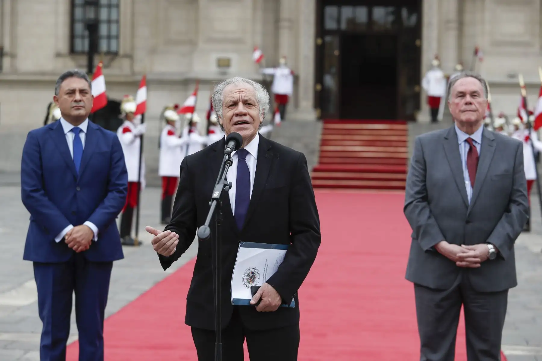 El Secretario General de la Organización de Estados Americanos (OEA), Luis Almagro, acompañado del secretario general de Palacio de Gobierno, Carlos Jaico y el representante del Perú ante la OEA, Harold Forsyth, brindó declaraciones en el frontis de Palacio de Gobierno, luego de sostener una reunión con el Presidente de la República, Pedro Castillo.
Foto: ANDINA/ Renato Pajuelo