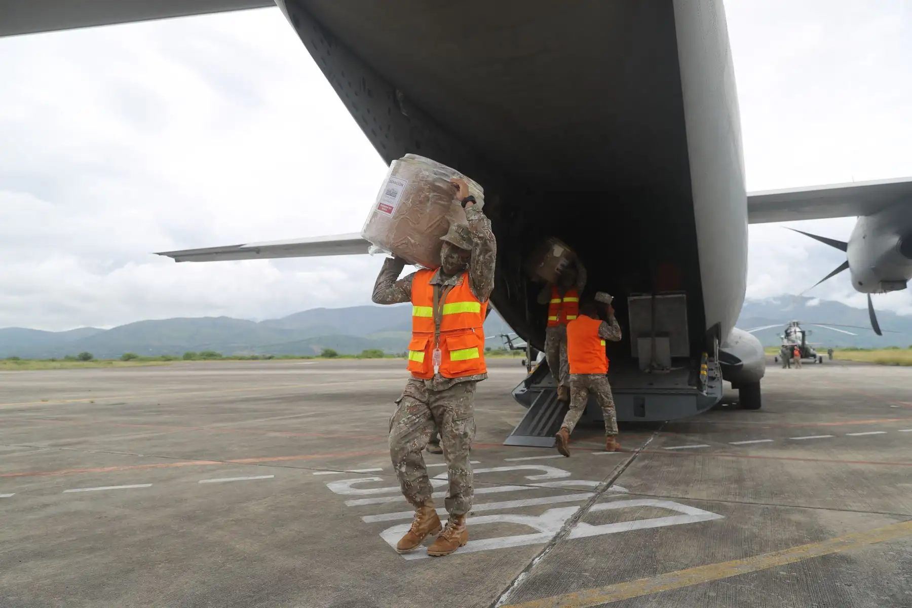 El Congreso de la República llevó esta mañana casi dos toneladas de víveres y utensilios de cocina para los damnificados del terremoto que azotó al departamento de Amazonas el último domingo.