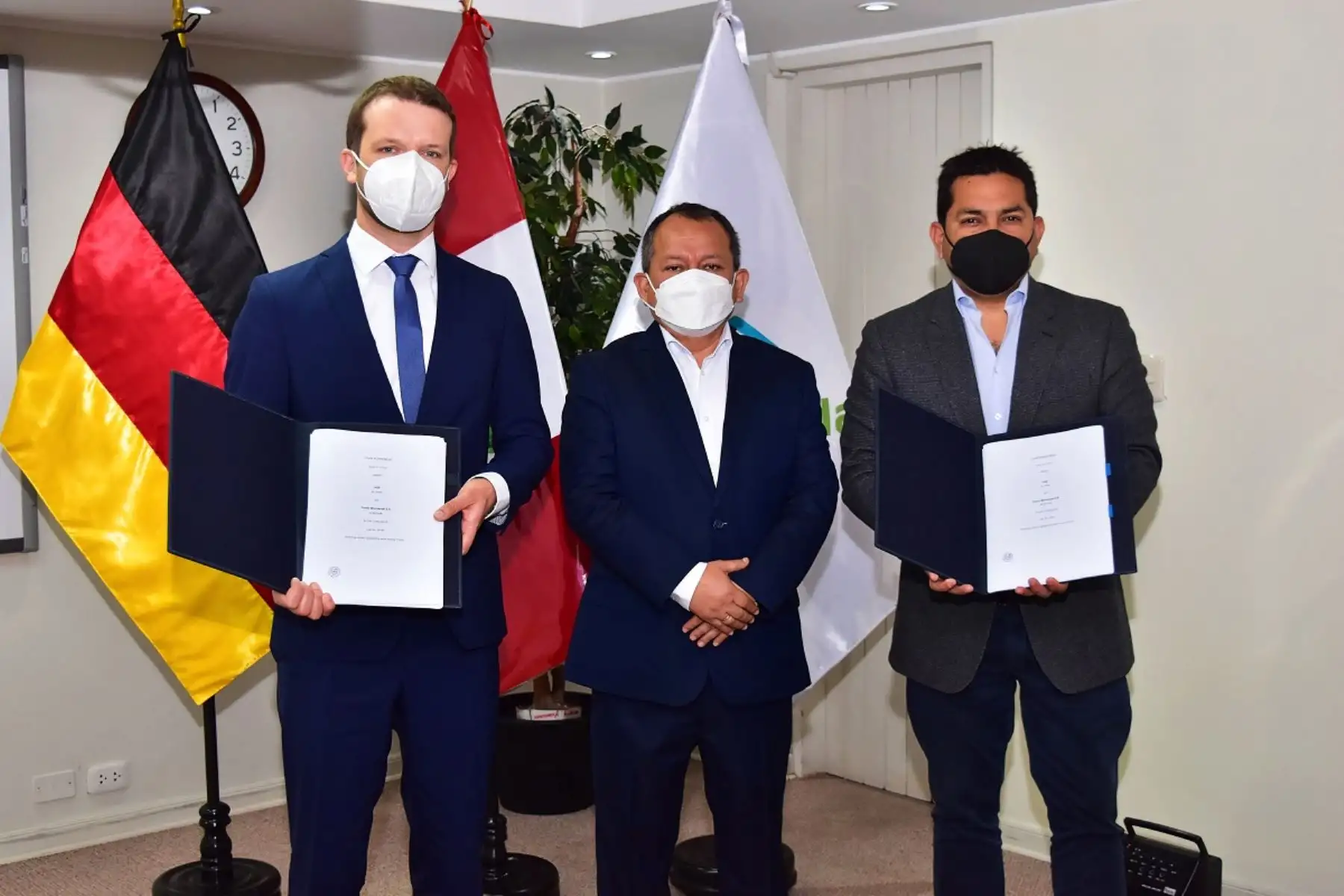 Contrato de préstamo de 70 millones de euros entre representantes del Banco de Desarrollo Alemán KfW y el Fondo Mivivienda para financiar viviendas verdes. Foto: Cortesía.