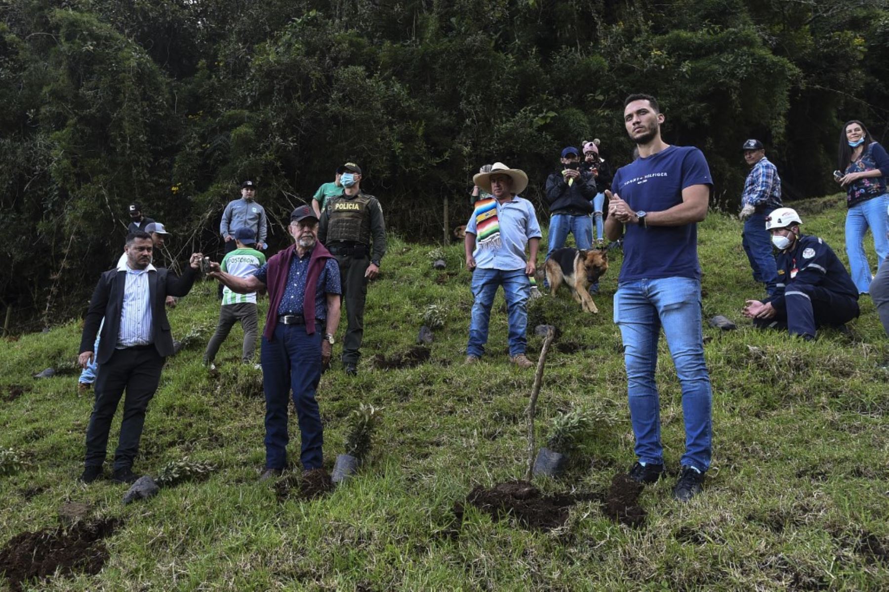 El defensor central Helio Neto llegó hasta la montaña del noreste de Colombia, lugar donde 71 personas murieron tras el accidente aéreo que transportaba al plantel del Chapecoense de Brasil