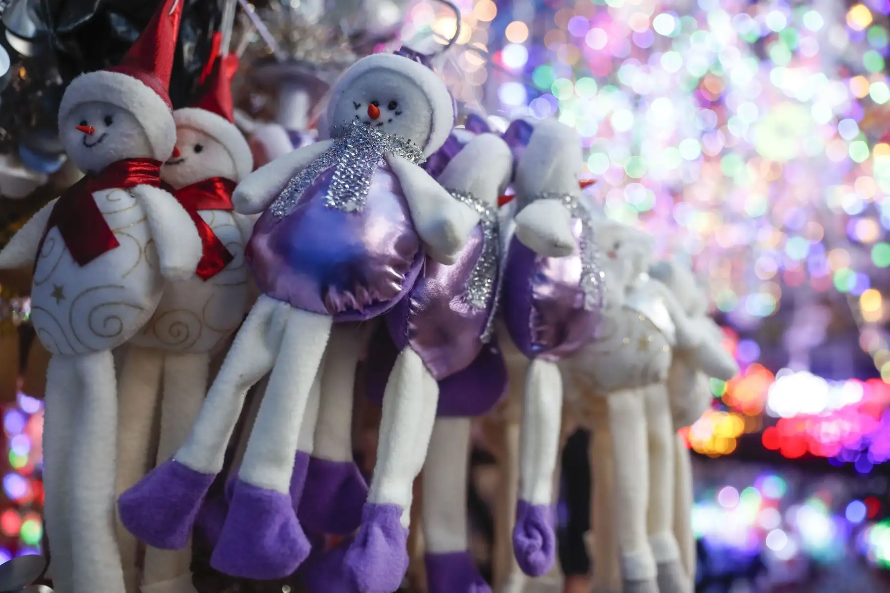 Así lucen Mesa Redonda y el Emporio de Gamarra a semanas de las fiestas de fin de año. Cientos de personas acuden a realizar sus compras para decorar su hogar con motivos navideños. Foto: ANDINA/Renato Pajuelo