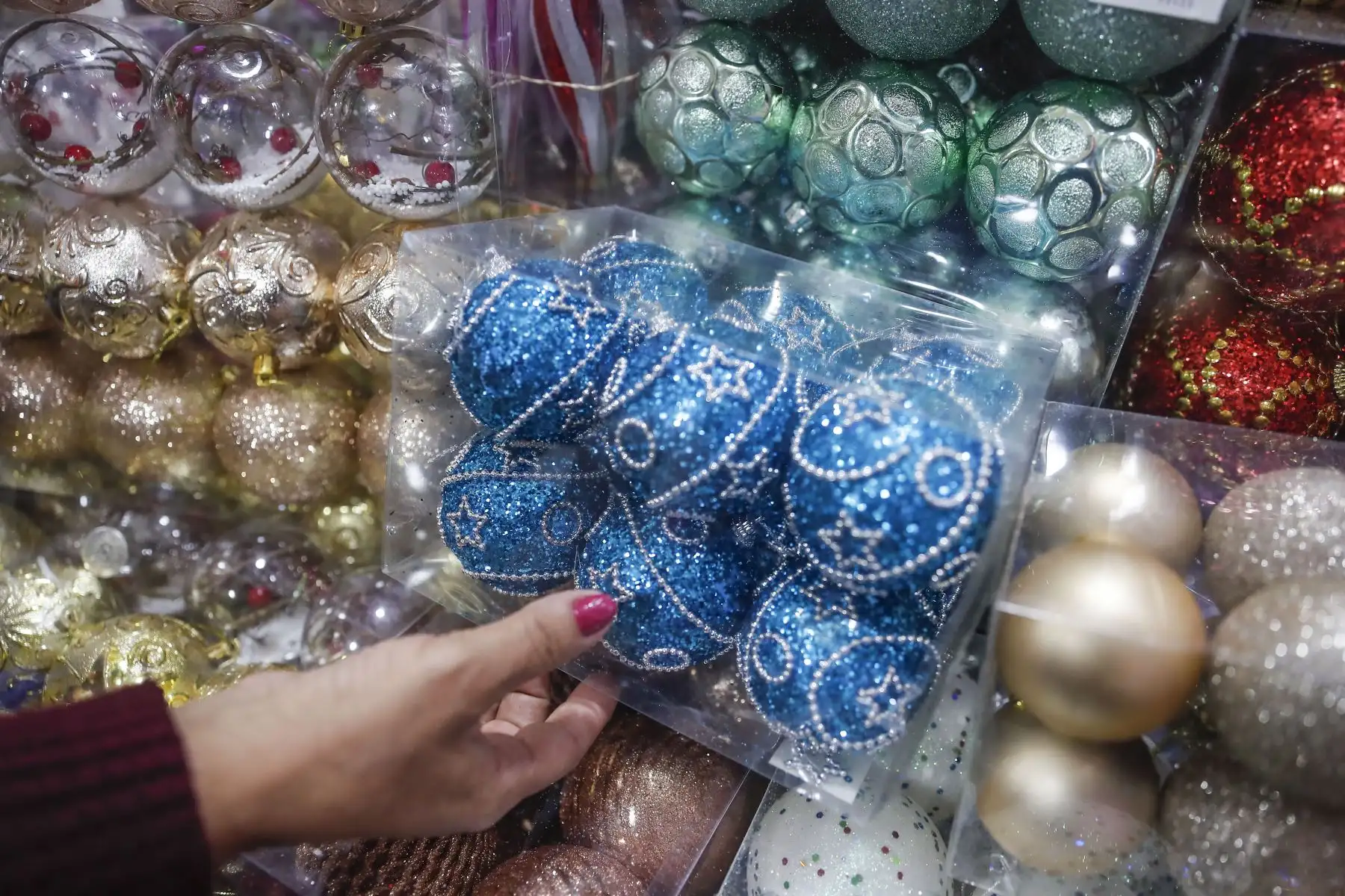 Así lucen Mesa Redonda y el Emporio de Gamarra a semanas de las fiestas de fin de año. Cientos de personas acuden a realizar sus compras para decorar su hogar con motivos navideños. Foto: ANDINA/Renato Pajuelo