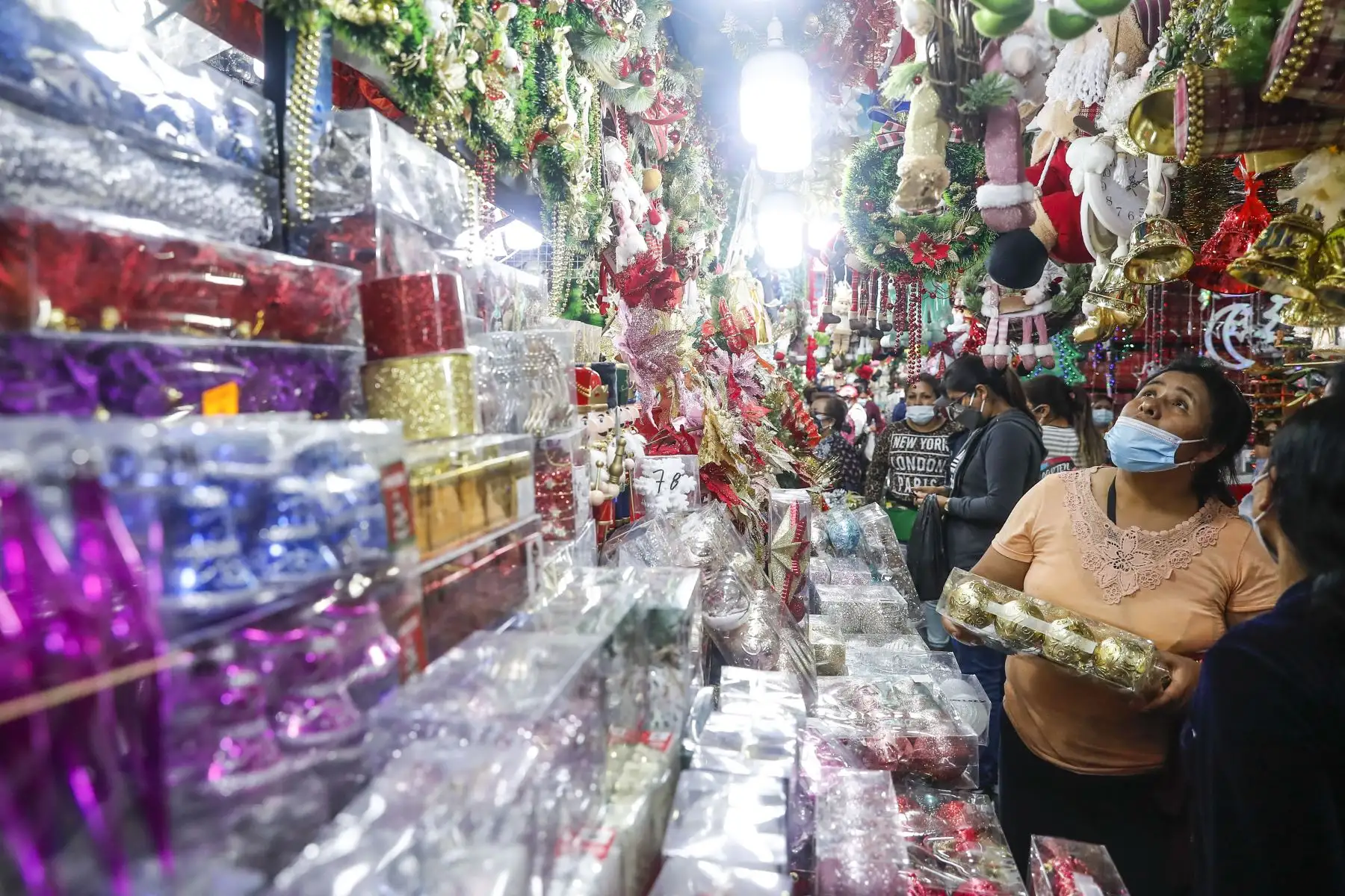 Así lucen Mesa Redonda y el Emporio de Gamarra a semanas de las fiestas de fin de año. Cientos de personas acuden a realizar sus compras para decorar su hogar con motivos navideños. Foto: ANDINA/Renato Pajuelo